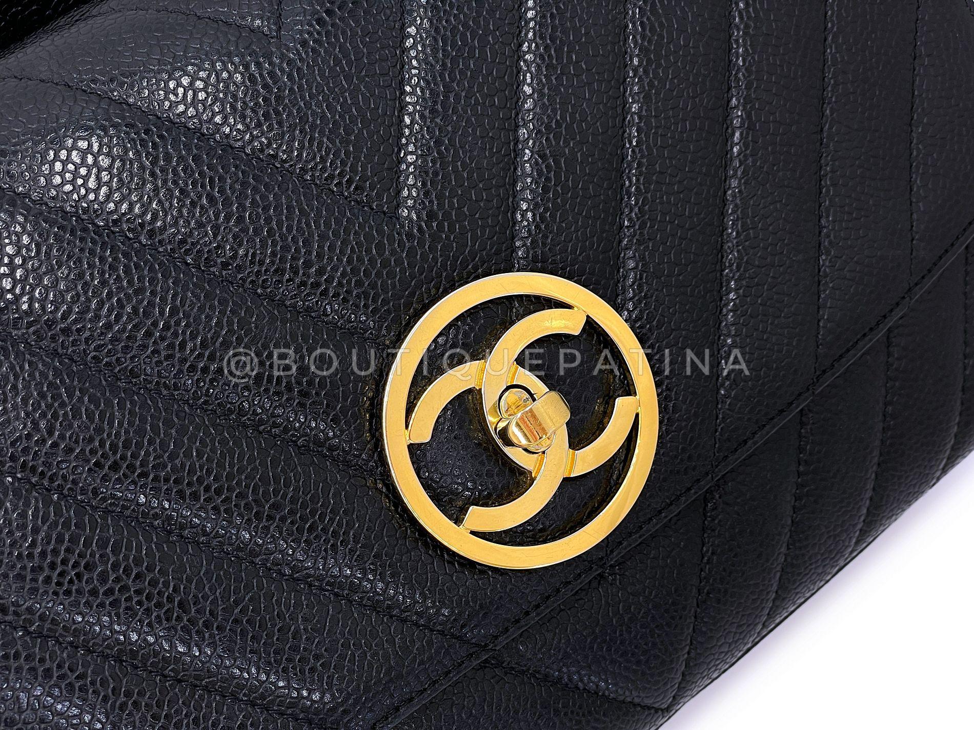 Chanel 1992 Black Vintage Chevron Caviar Encircled CC Flap Bag 24k GHW 68713 en vente 3