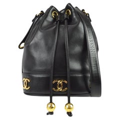 Chanel 1992 CC Umhängetasche mit Kordelzug und Plaketten in Eimerform mit Kordelzug