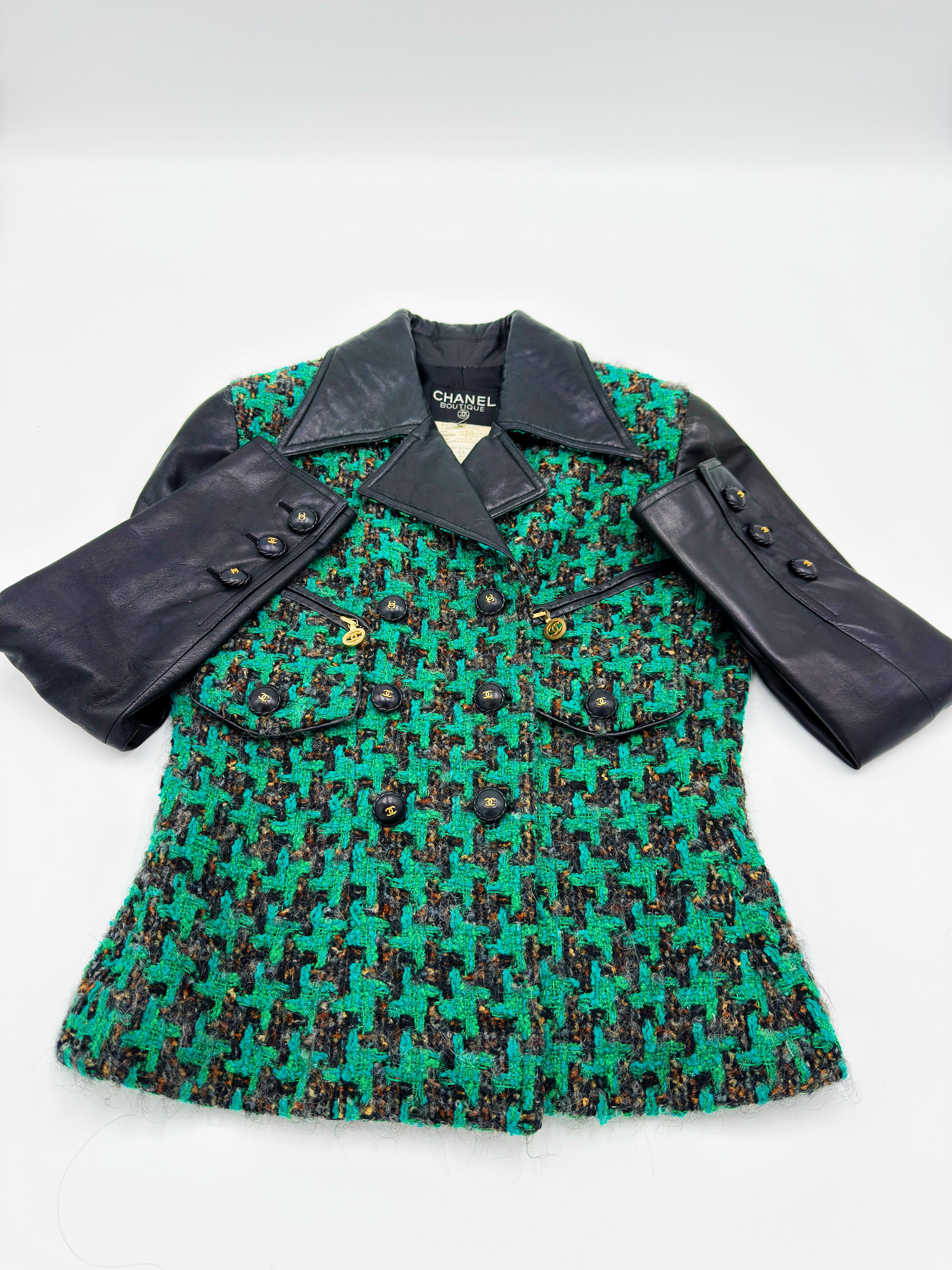 Chanel 1992 Fall/Winter Runway Vintage Black Leather Green Tweed Logo Button Jac 6