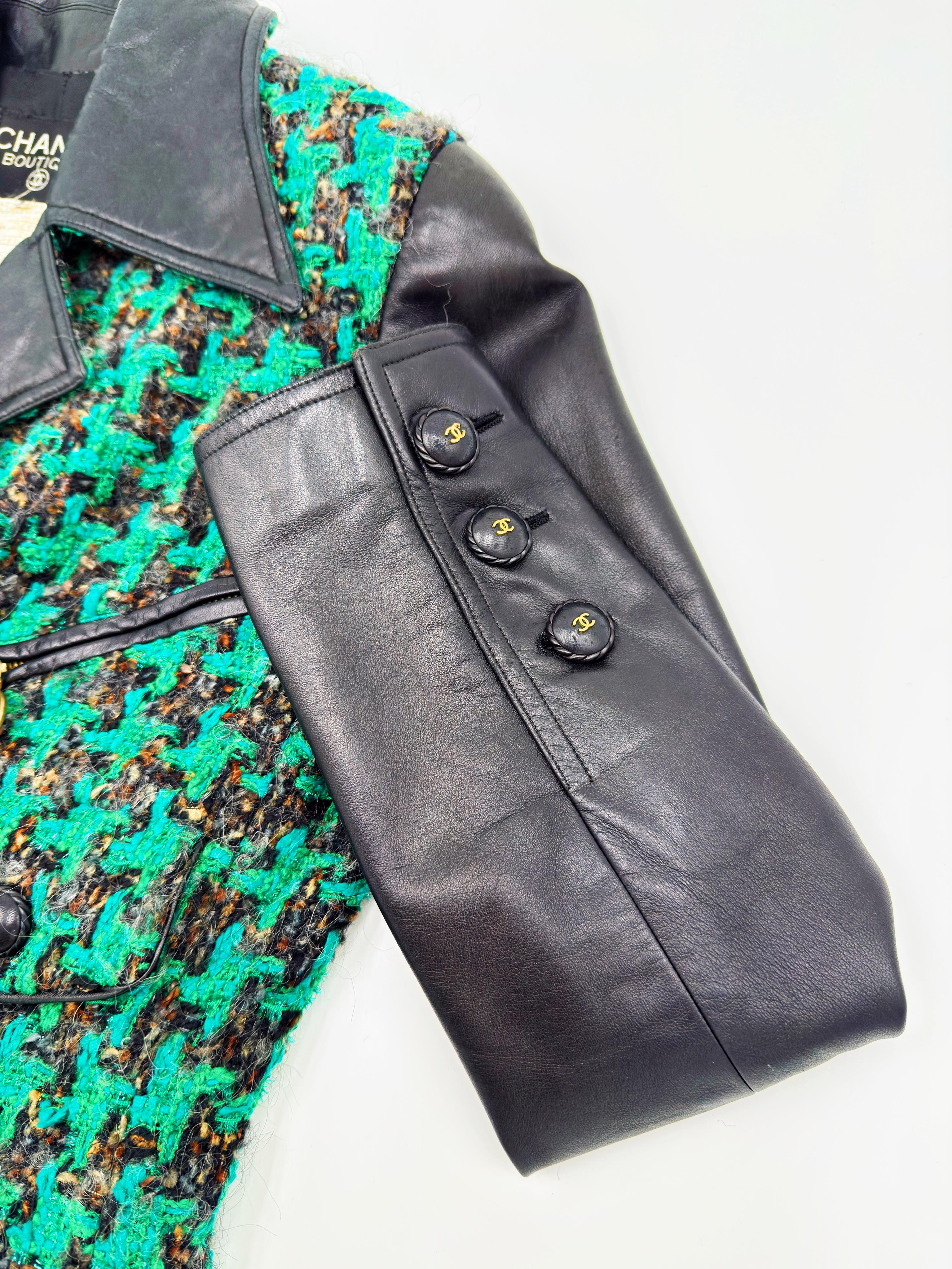 Chanel 1992 Fall/Winter Runway Vintage Black Leather Green Tweed Logo Button Jac In Good Condition In San Francisco, CA