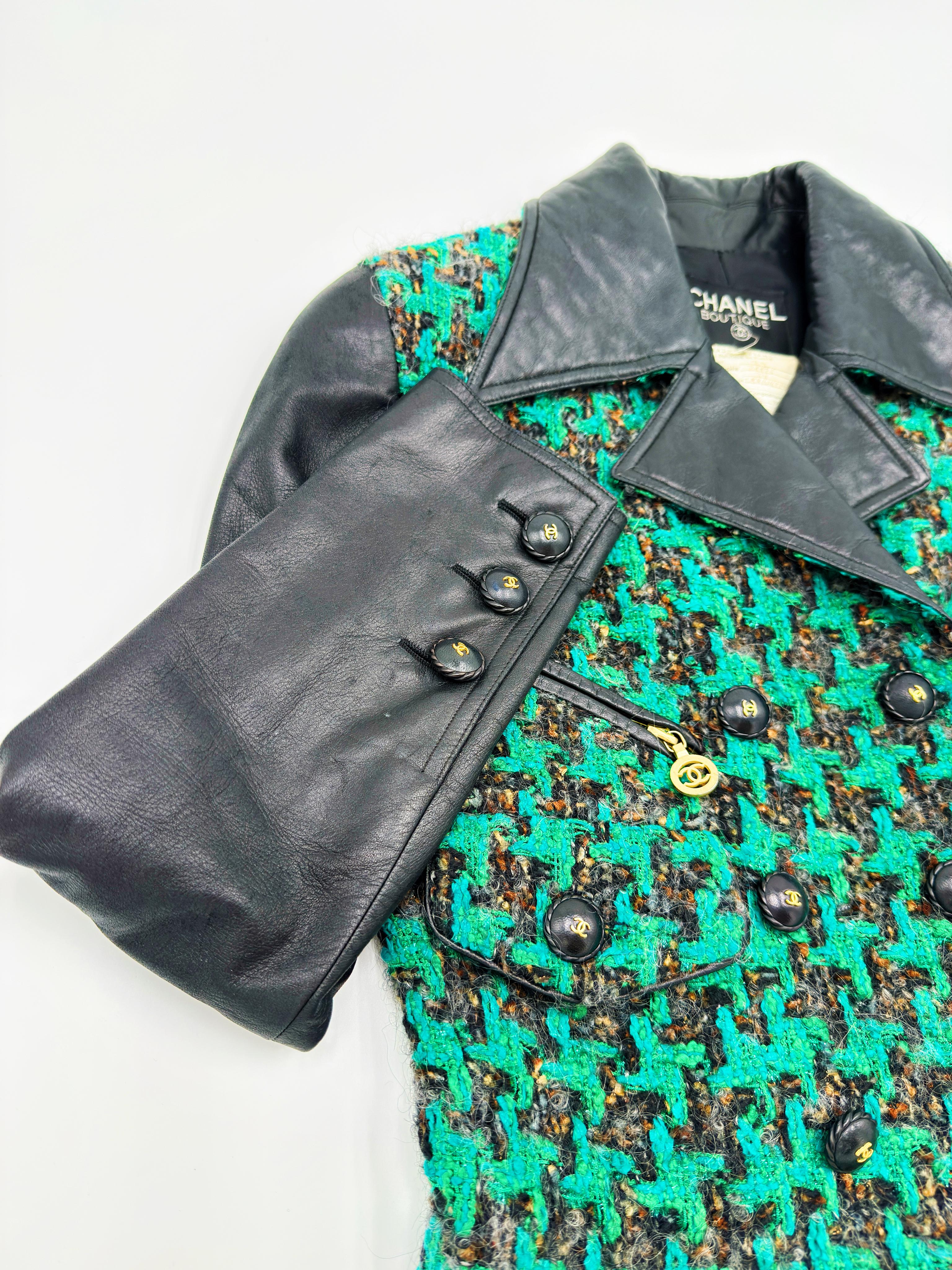 Women's Chanel 1992 Fall/Winter Runway Vintage Black Leather Green Tweed Logo Button Jac