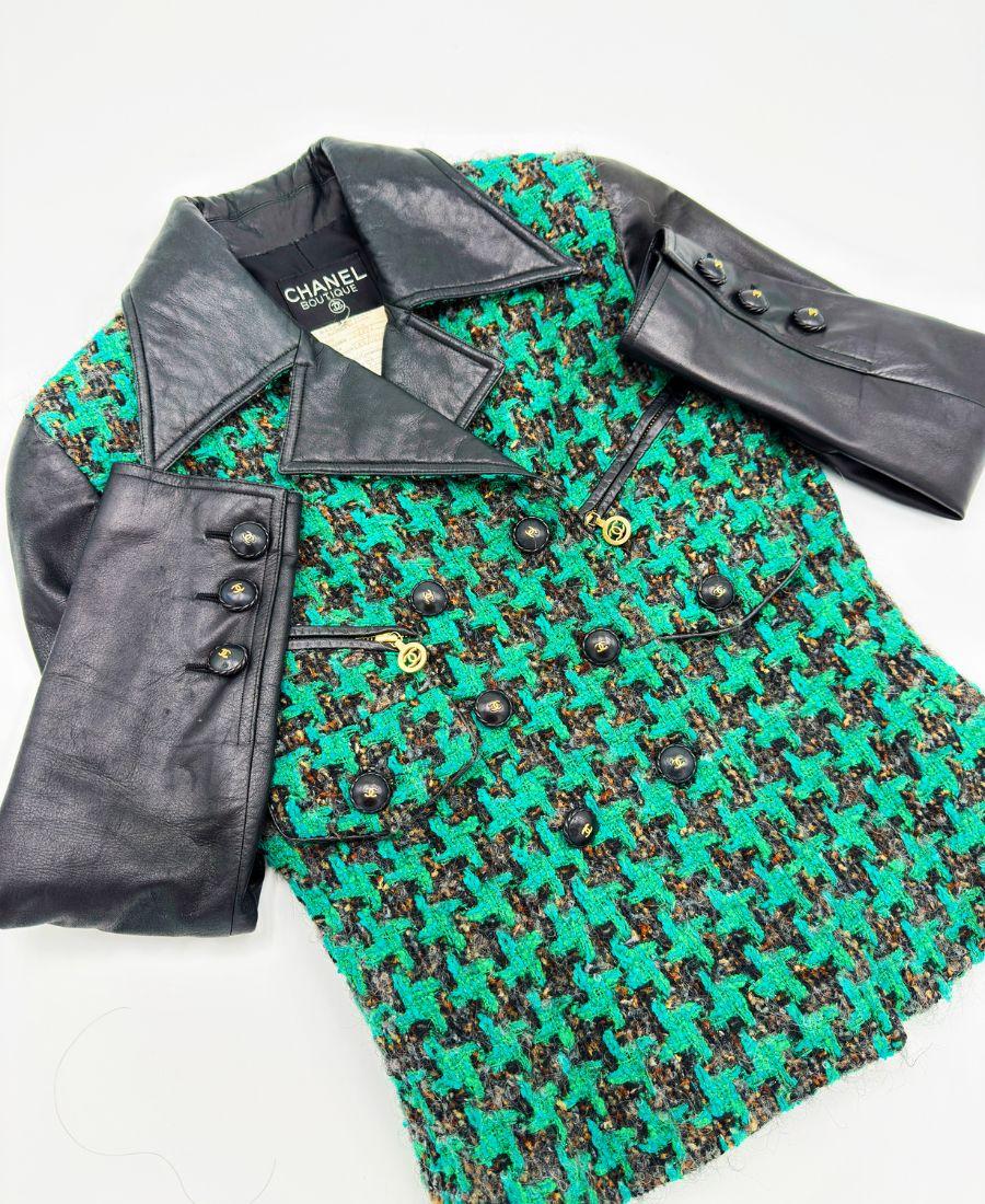 Chanel 1992 Fall/Winter Runway Vintage Black Leather Green Tweed Logo Button Jac 2