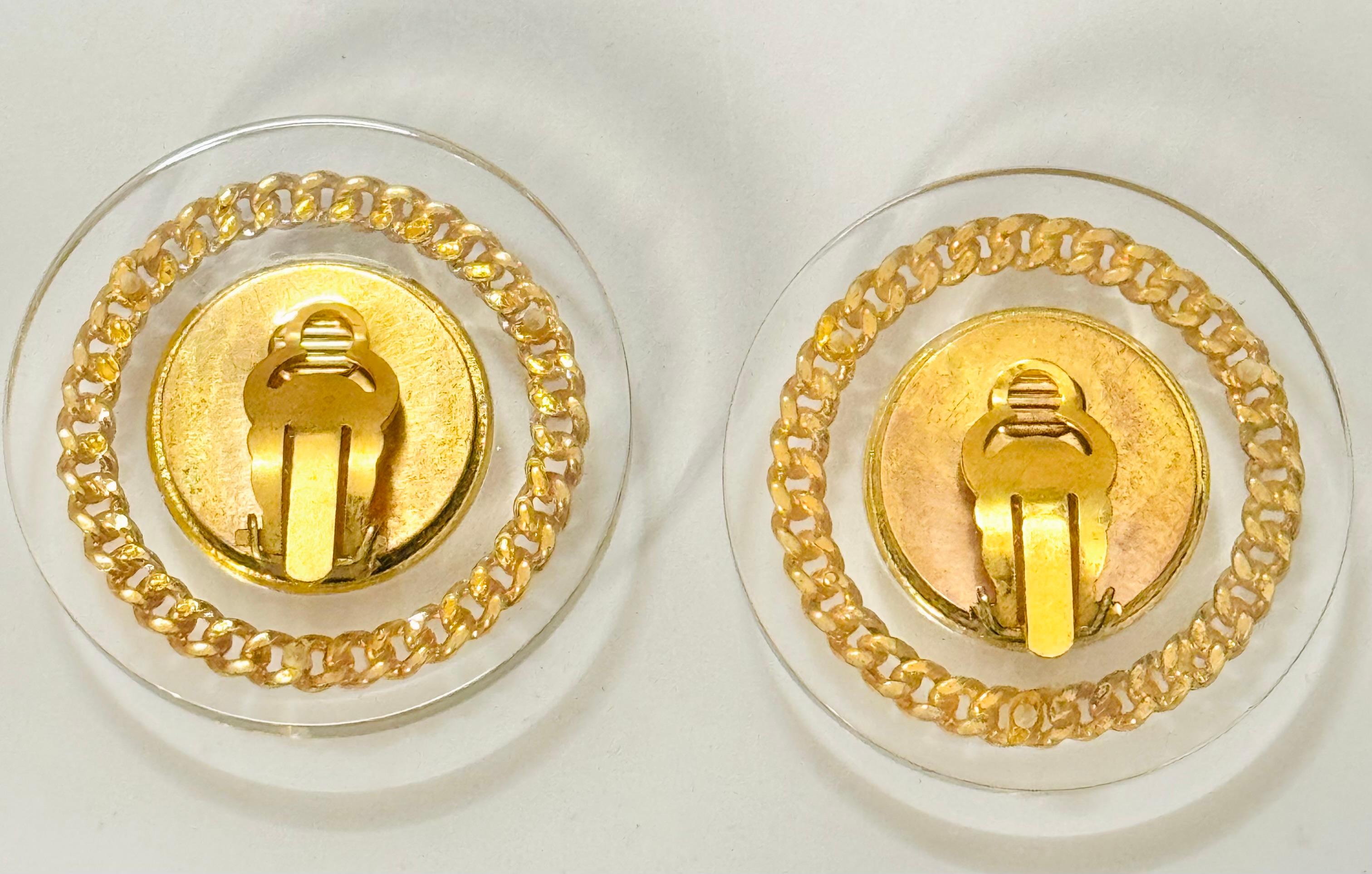 Chanel 1992 Gripoix pearl and lucite clip on earrings  In Good Condition For Sale In PARIS, FR