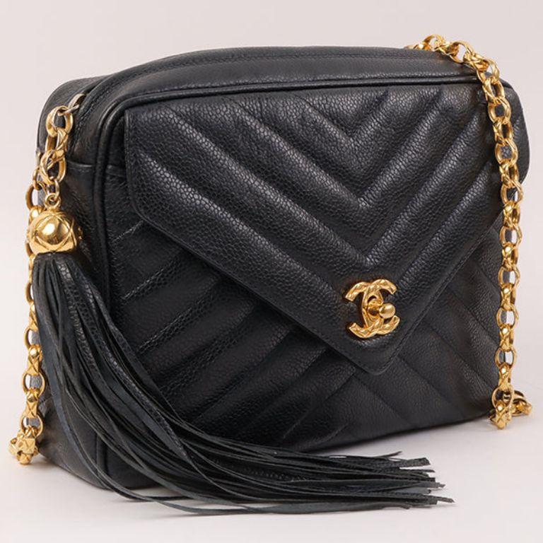 Chanel Around 1992 Made Caviar Skin Chevron Stitch Turn-Lock Fringe Bijoux Chain Bag Navy

Additional information:
Measurements: H 16 x W 23 x D 6 cm 
Shoulder drop: 115 cm

This item has been used and may have some minor flaws.