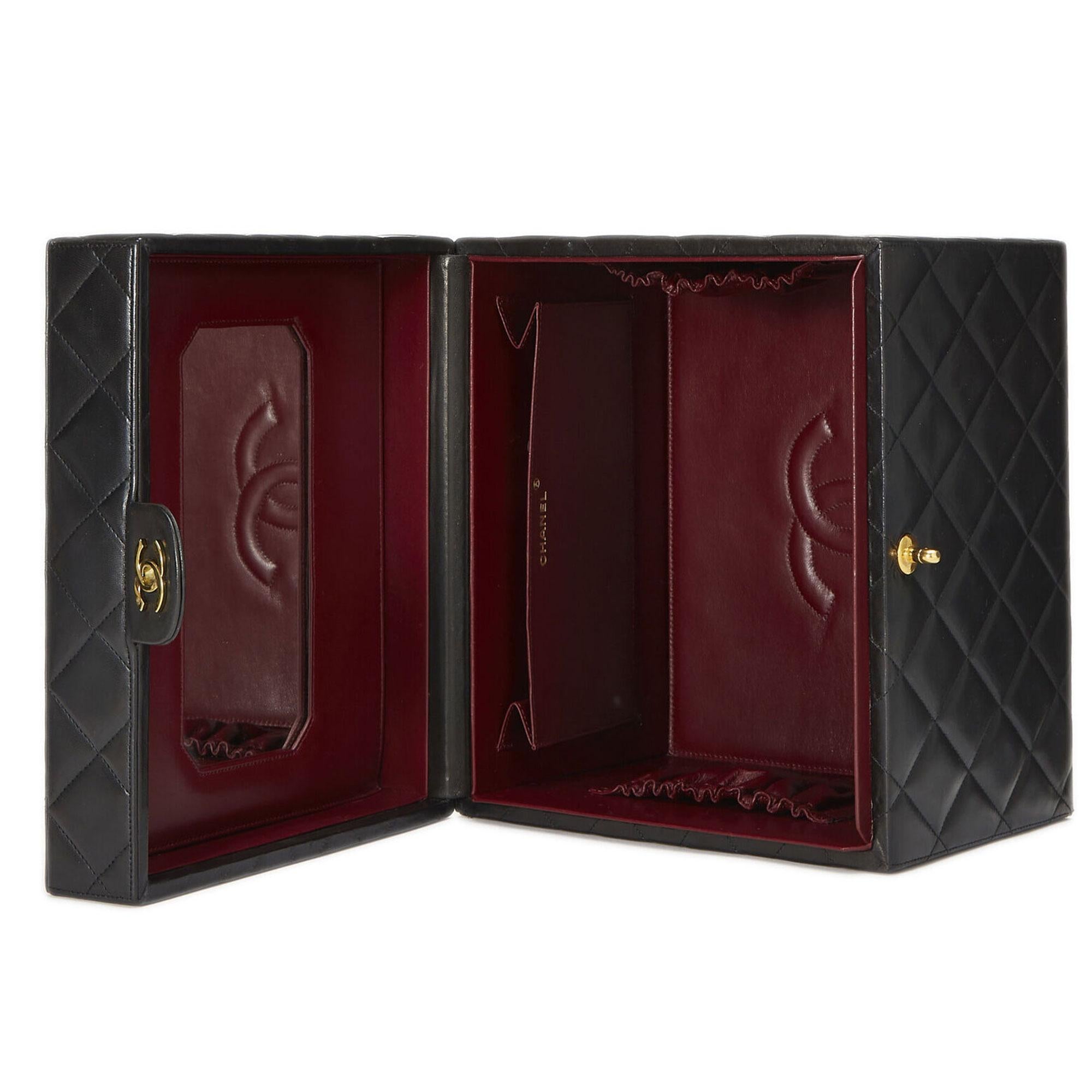 Chanel 1992 Raro estuche de tren con asa superior cuadrada Vintage Vanity Decor Joyero en venta 3