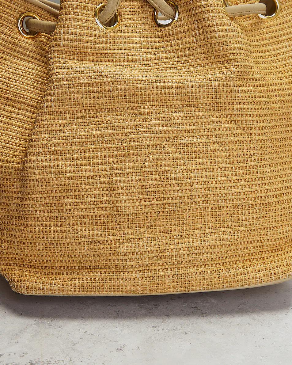 Chanel small sized woven straw and lambskin drawstring bucket bag

1992 {VINTAGE 32 Years}

Gold hardware
Interwoven lambskin chain and leather strap detail
Drawstring closure
Hanging ball details
Interior beige lambskin lining
Interior lambskin