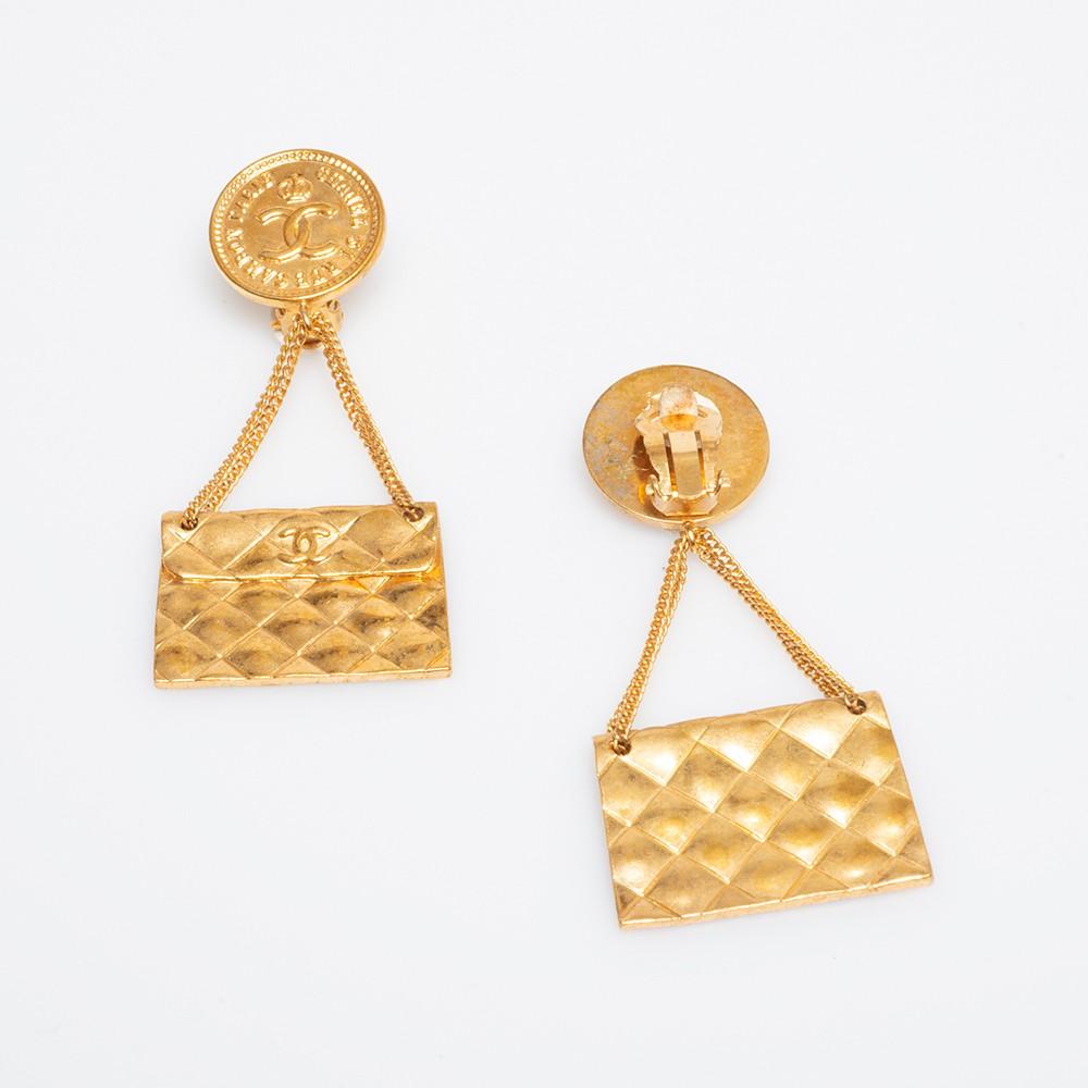 CHANEL Vintage Bag Clip-on Earrings in Gilt metal.
In good condition
Made in France.
Dimensions: CC: 2.1 x 2.1 cm, bag: 3.5 x 2.5 cm, pendant 7.2 cm
Stamp: yes.
Collection 1993

Will be delivered in a non-original dustbag and a black box.
