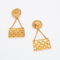 CHANEL 1993 Bag Clip-on Earrings in Gilt metal