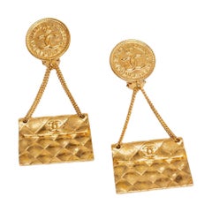 CHANEL 1993 Bag Clip-on Earrings in Gilt metal