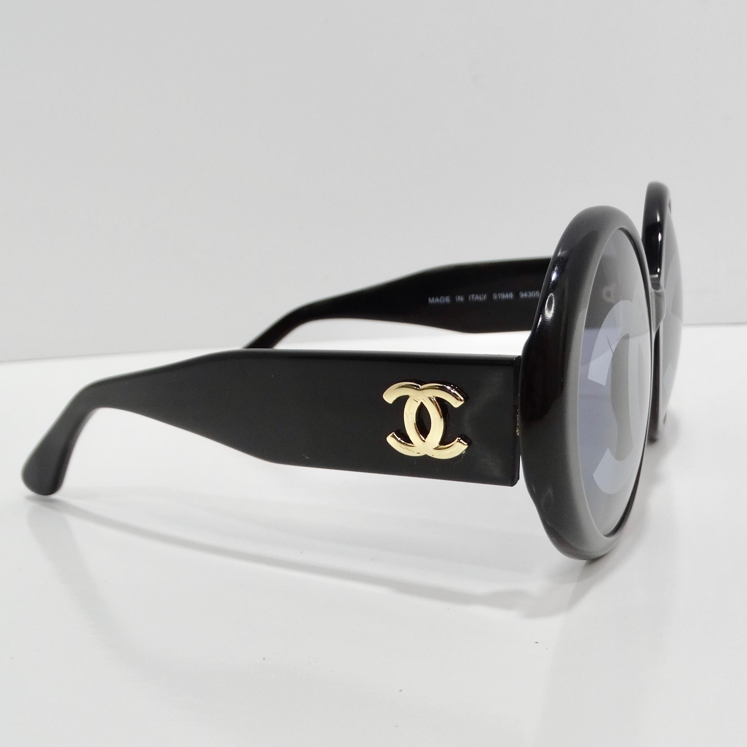 Women's or Men's Chanel 1993 Black CC Logo Round Lens Sunglasses For Sale