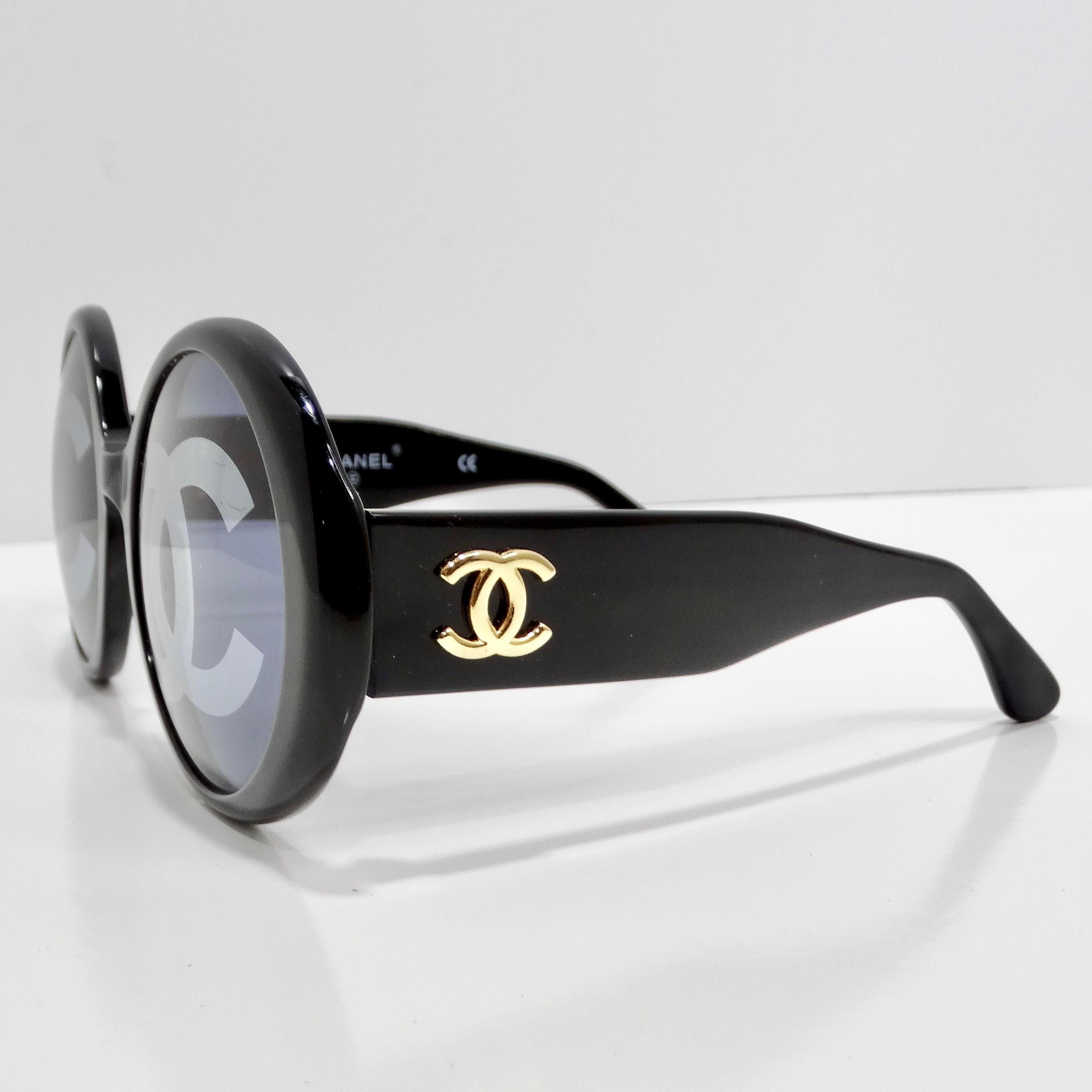 Lunettes de soleil Chanel 1993 à verres ronds et logo CC noir en vente 2