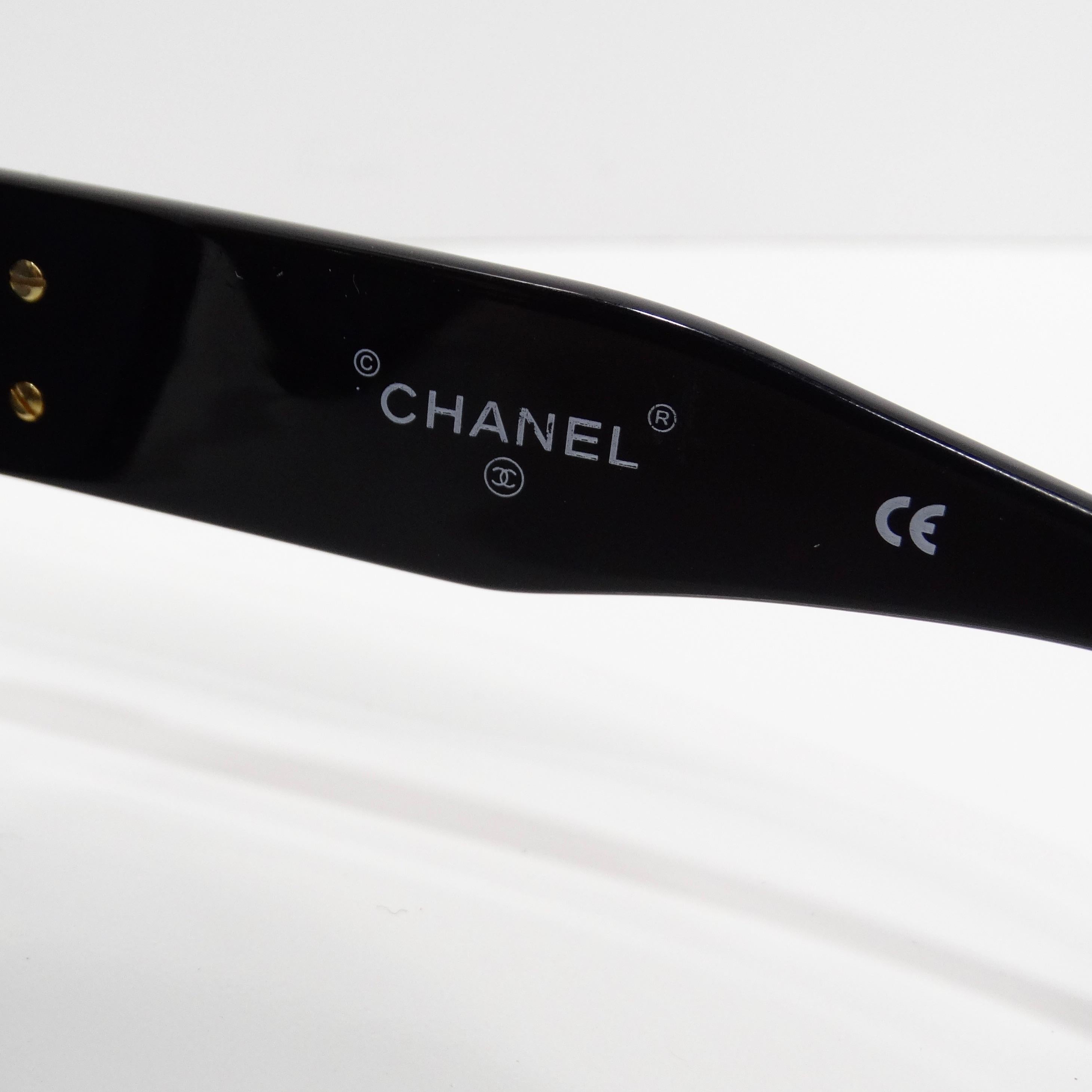 Lunettes de soleil Chanel 1993 à verres ronds et logo CC noir en vente 3