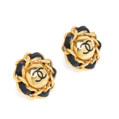 Chanel 1993 Boucles oreilles CC Goldene Kette Schwarzes Leder Maxi Clip auf Ohrringe
