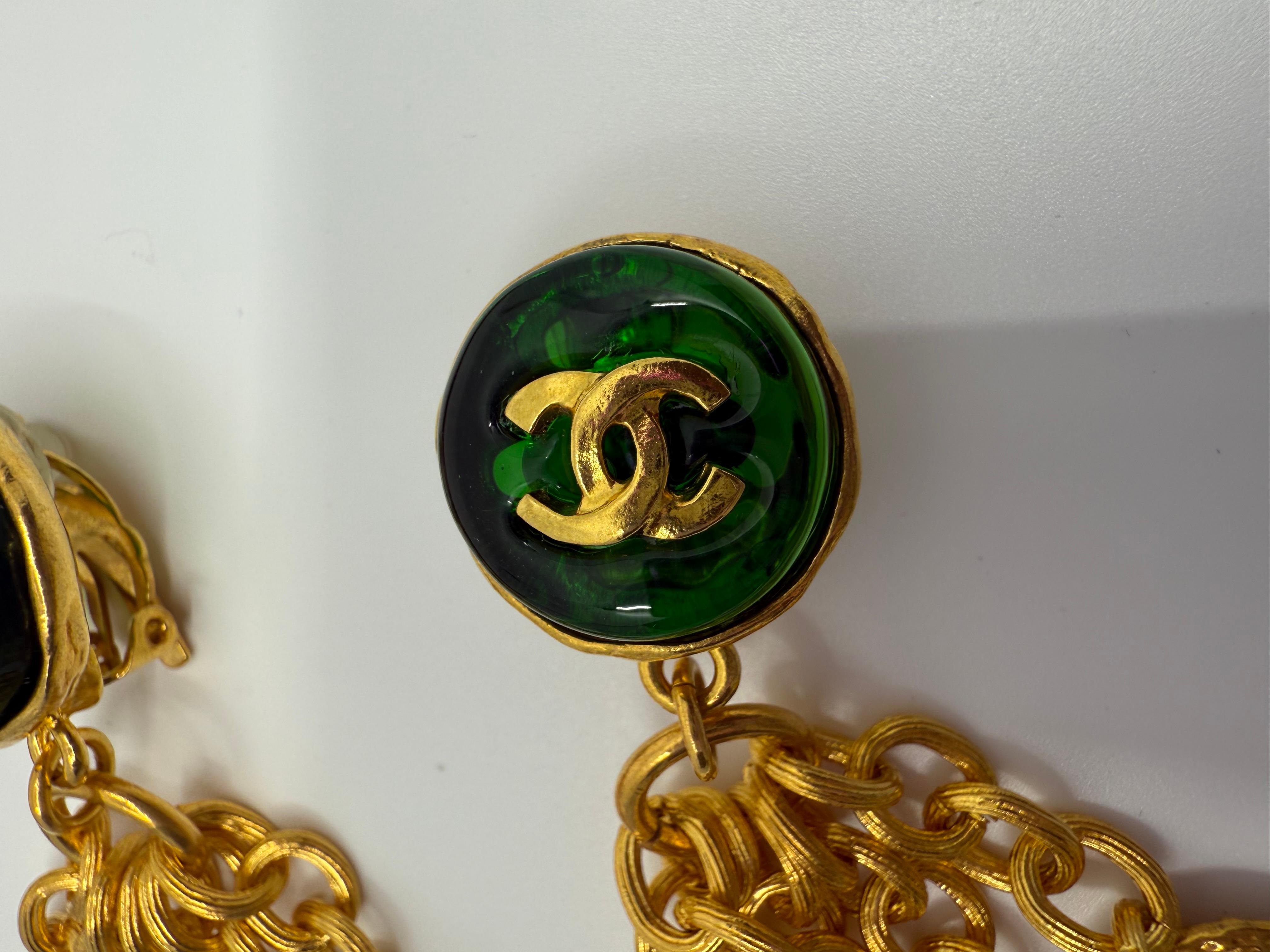 Orecchini Chanel 1993 con Moneta d'oro e nappina CC Greene & Greene In condizioni buone in vendita a Rowland Heights, CA