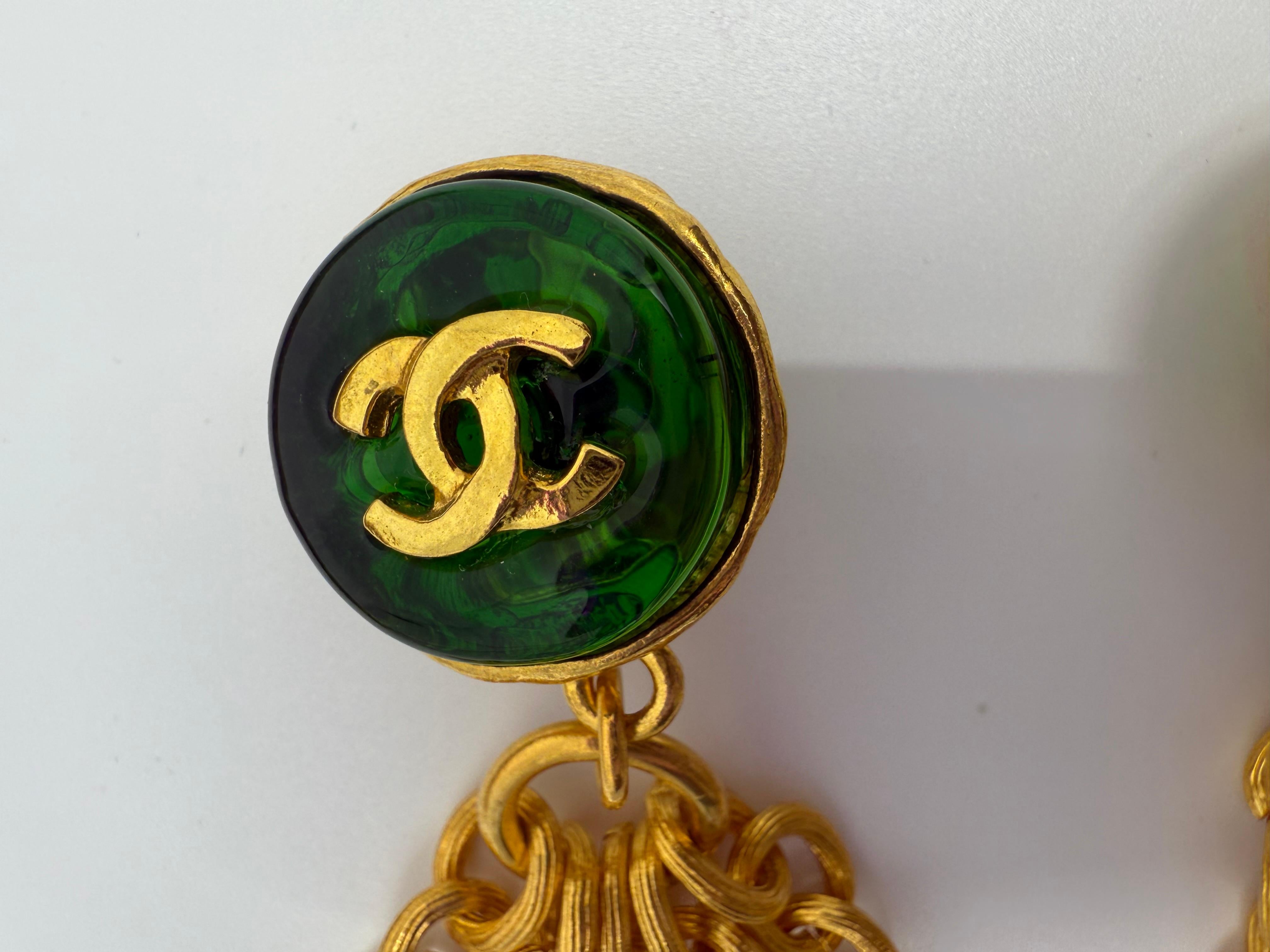 Donna Orecchini Chanel 1993 con Moneta d'oro e nappina CC Greene & Greene in vendita