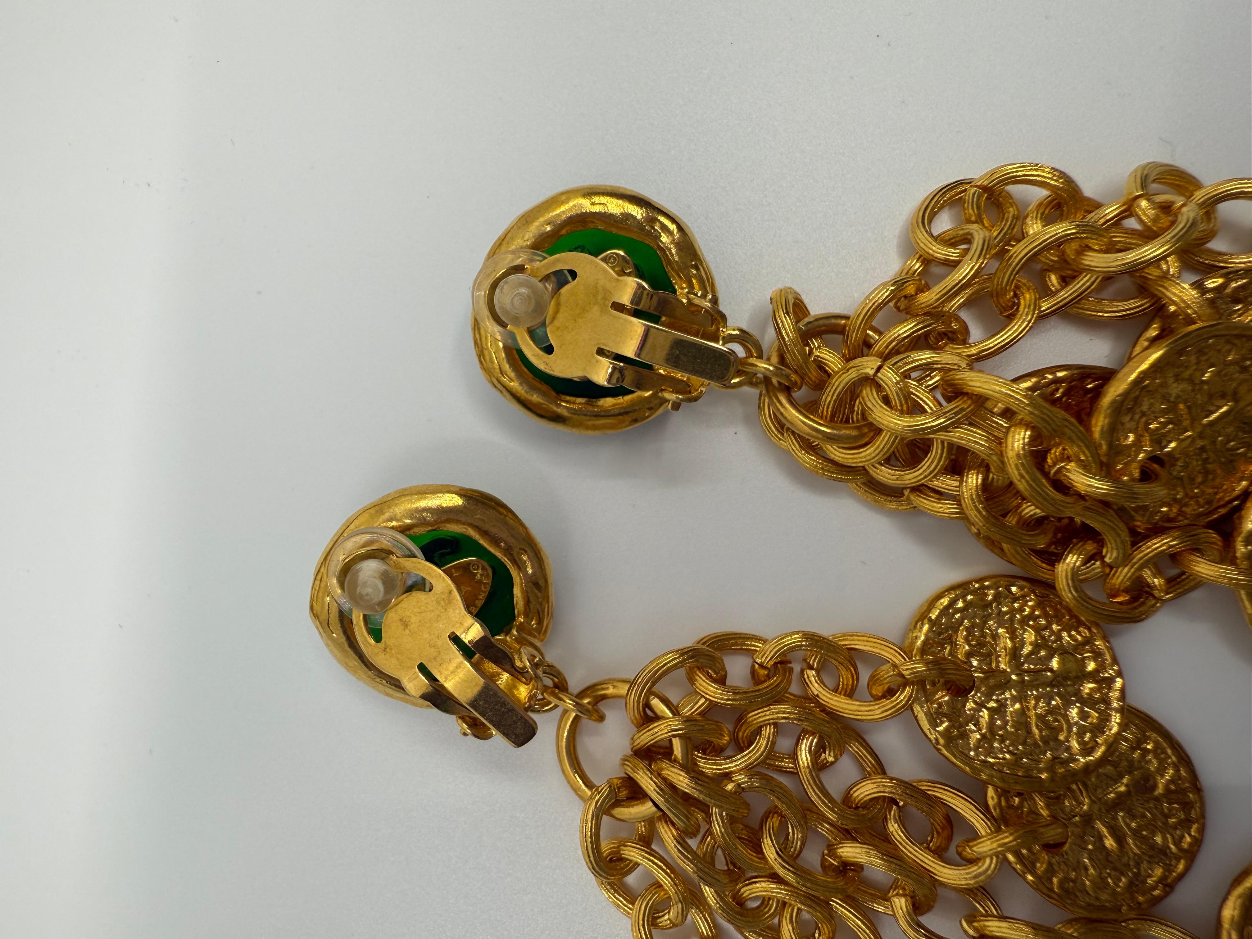 Orecchini Chanel 1993 con Moneta d'oro e nappina CC Greene & Greene in vendita 2