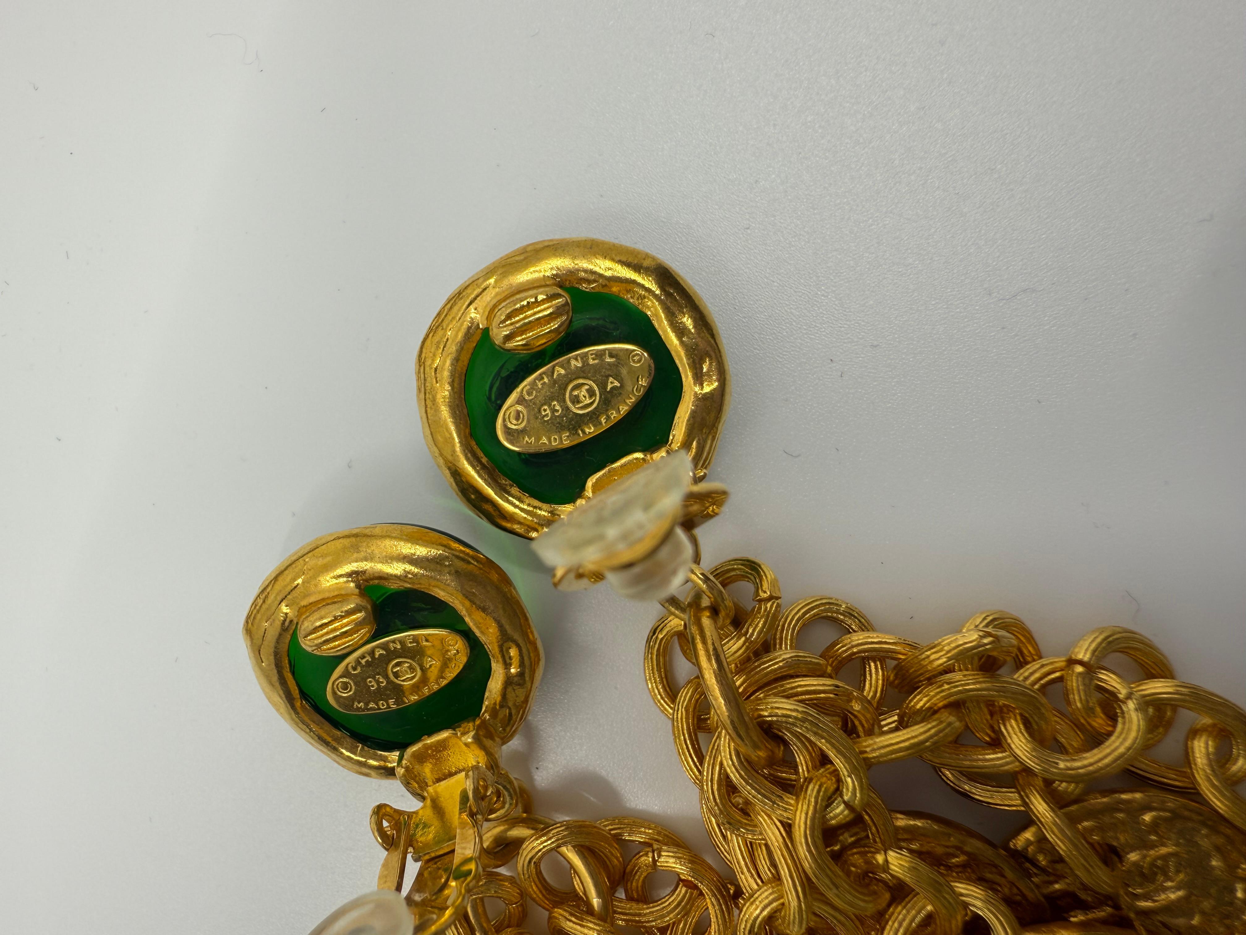 Orecchini Chanel 1993 con Moneta d'oro e nappina CC Greene & Greene in vendita 3