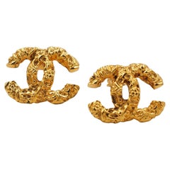 Chanel 1993 Gold Logo-Ohrringe