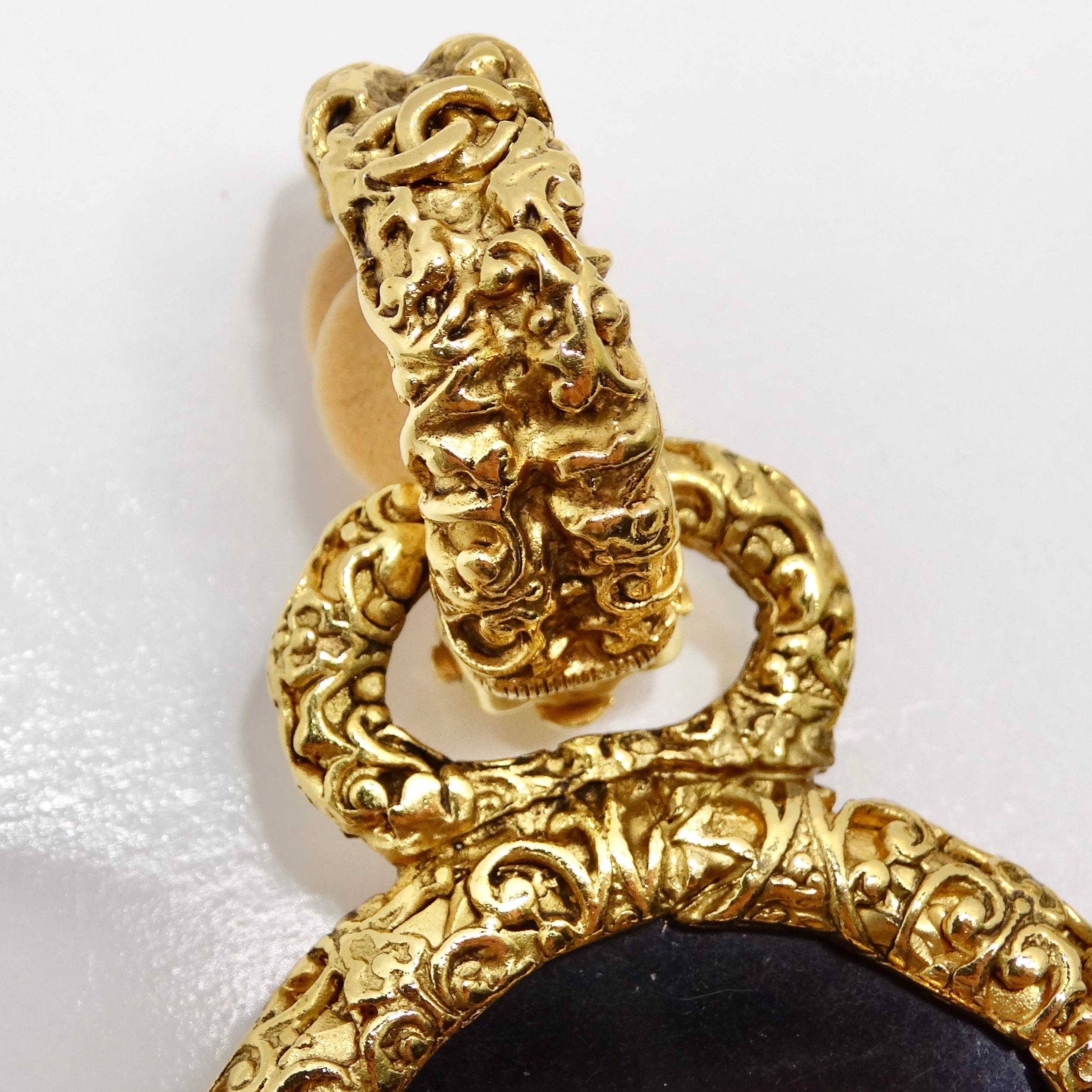 Chanel 1993 Gold-Ton Schwarz CC Medaillon Florentine Ohrringe für Damen oder Herren im Angebot