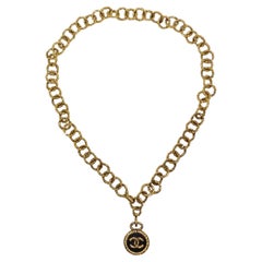 Chanel 1993 Goldfarbene Florentine Halskette mit schwarzem CC-Medaillon und Medaillon
