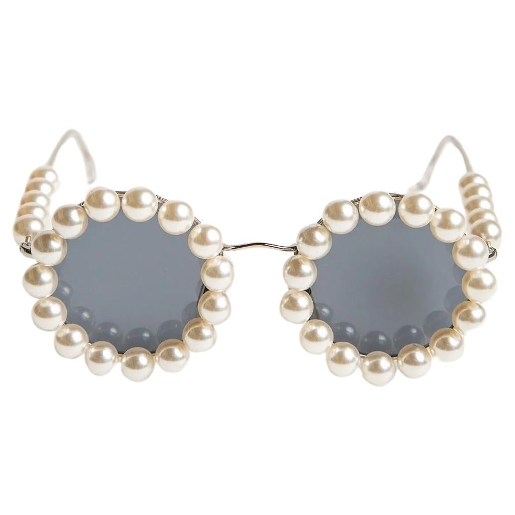 Chanel 1994 Iconic Spring Runway Vintage Pearl Round Sunglasses Rare For Sale 5