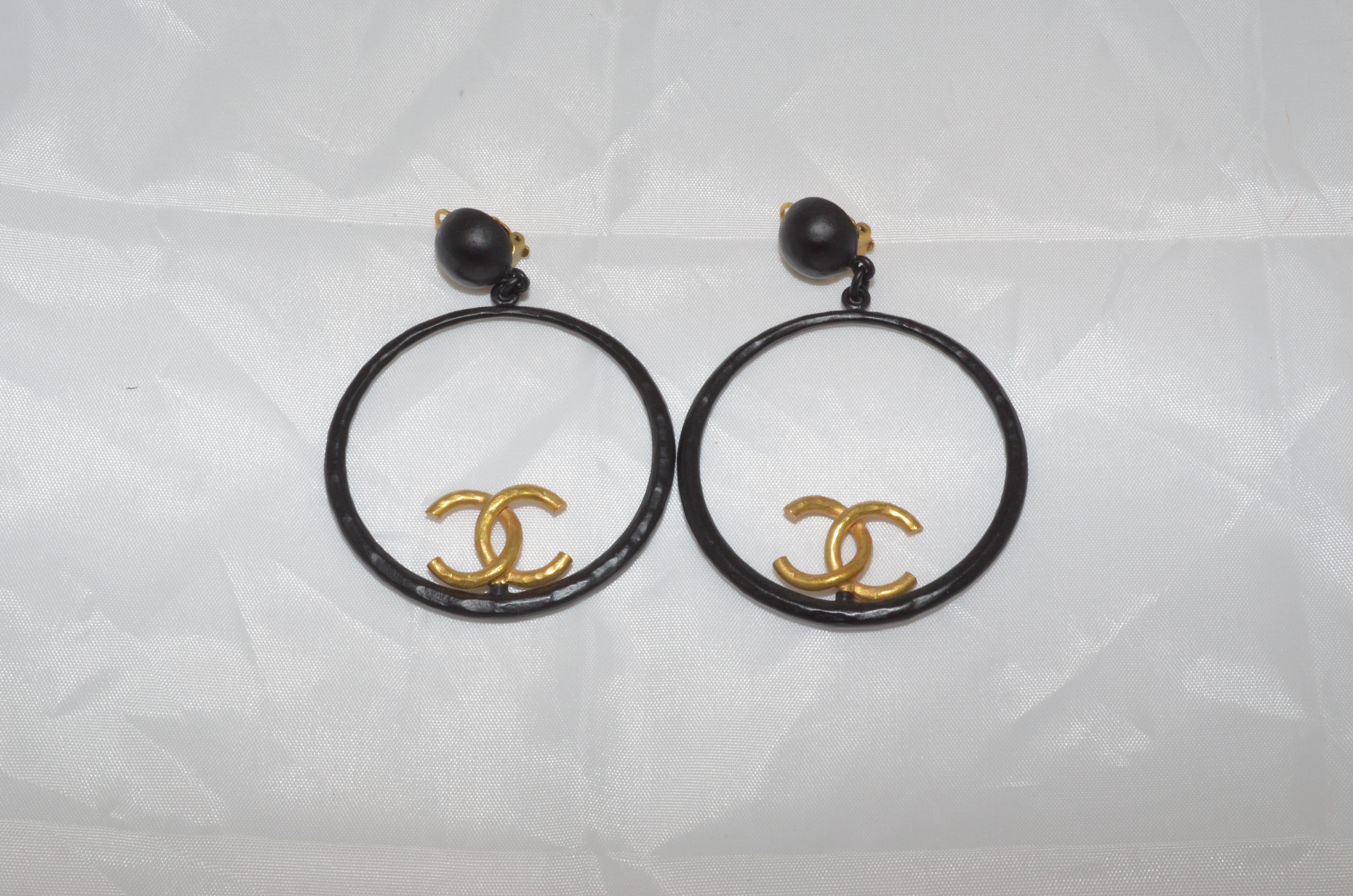 Chanel 1993 P Vintage Black Hoop Clip-On Earrings In Excellent Condition In Carmel, CA