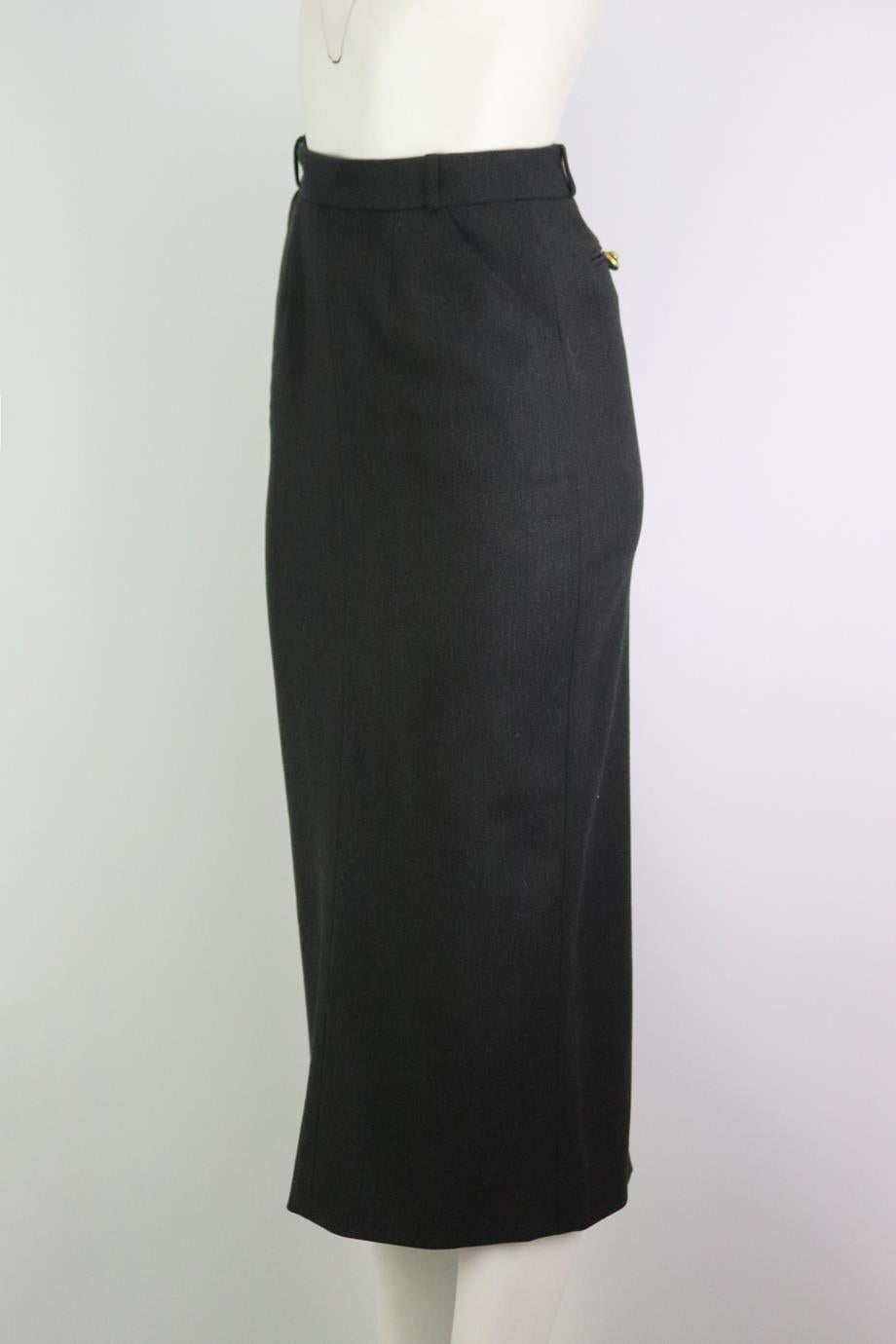 Gonna midi in lana elasticizzata Chanel 1993 Vintage. Realizzato in lana elasticizzata grigio antracite, ha una vestibilità slim con spacco sul retro e bottoni CC dorati. Grigio. Chiusura con zip sul retro. 100% lana. Dimensioni: FR 36 (UK 8, US 4,