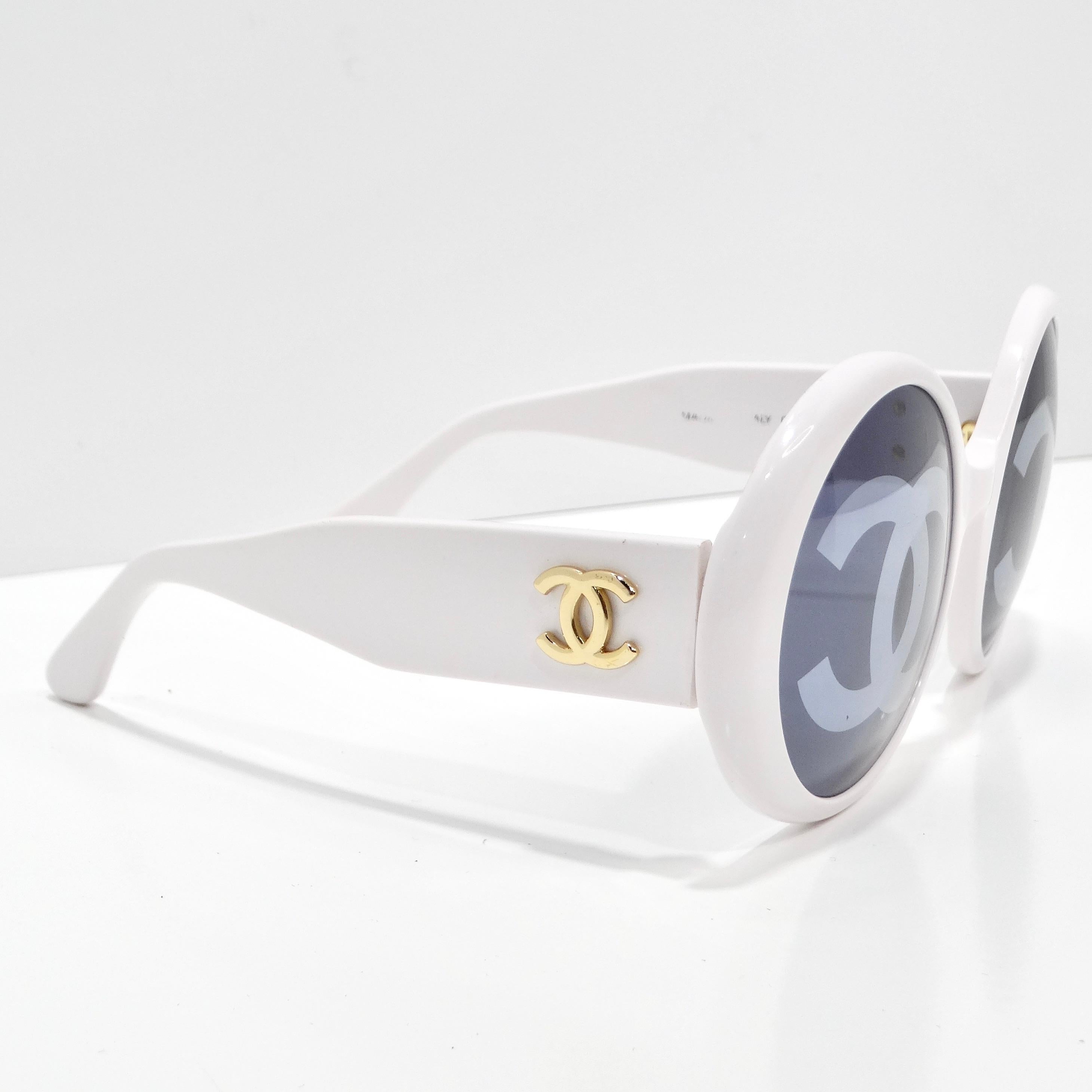 Grigio Occhiali da sole Chanel 1993 con logo CC bianco e lenti rotonde in vendita