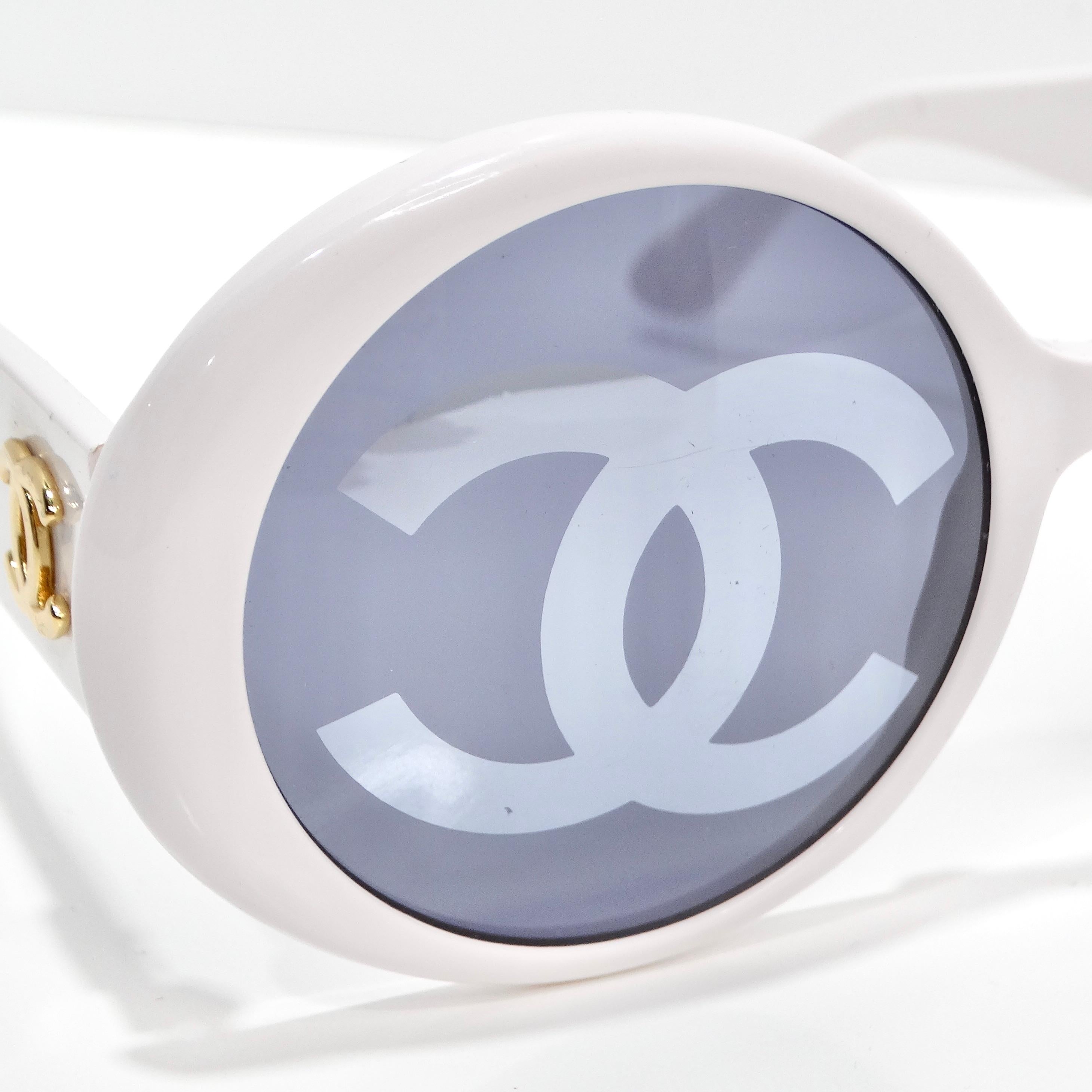 Chanel 1993 Weiße CC-Logo-Sonnenbrille mit rundem Lens für Damen oder Herren im Angebot