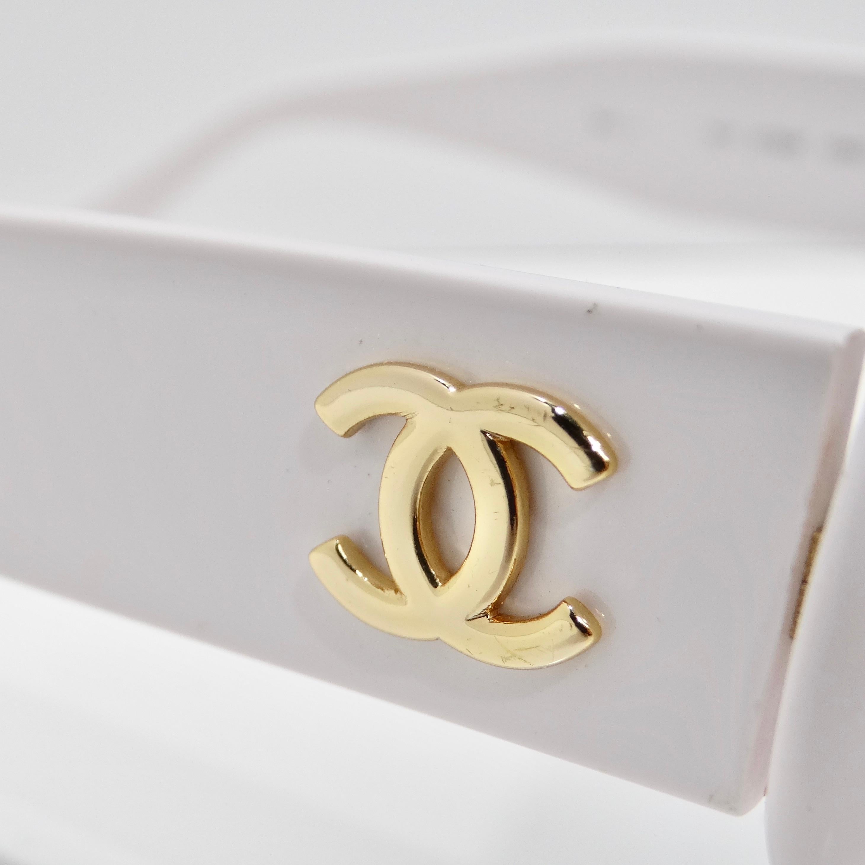 Chanel 1993 Weiße CC-Logo-Sonnenbrille mit rundem Lens im Angebot 1