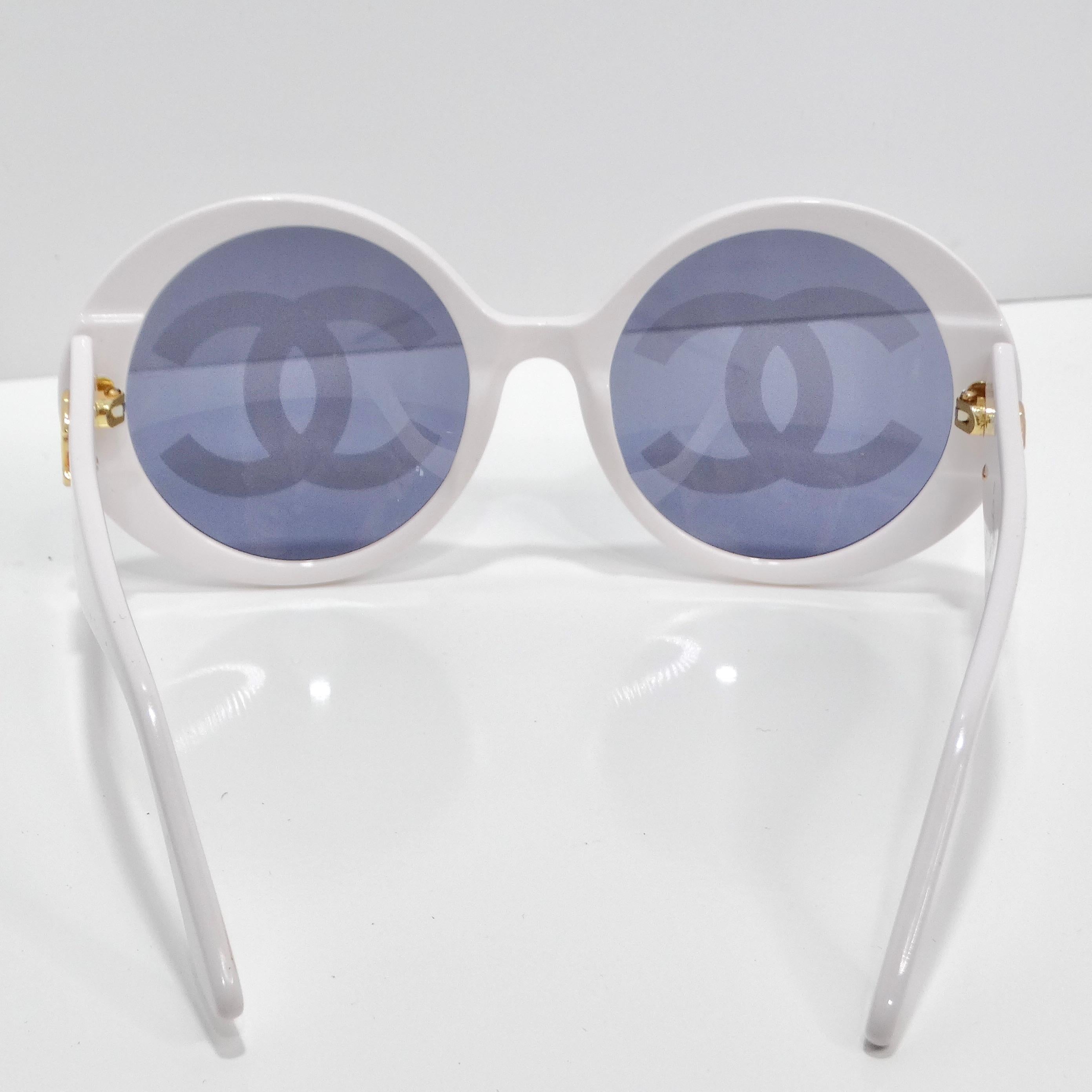 Chanel 1993 Weiße CC-Logo-Sonnenbrille mit rundem Lens im Angebot 2