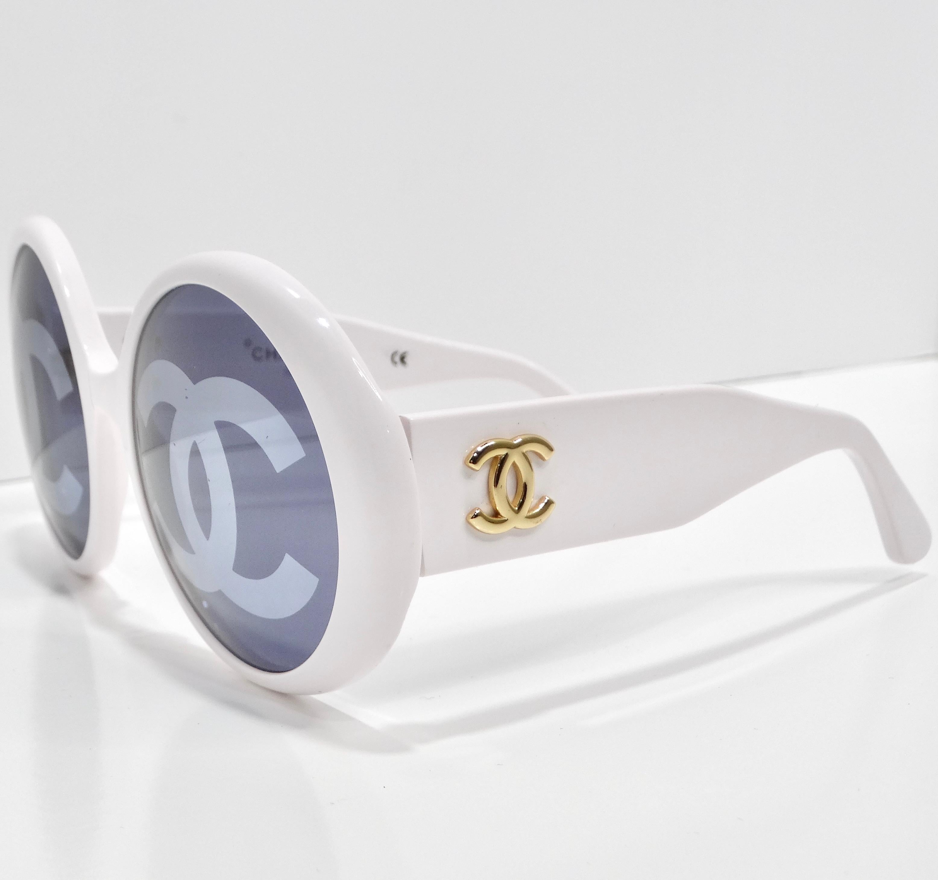 Chanel 1993 Weiße CC-Logo-Sonnenbrille mit rundem Lens im Angebot 3