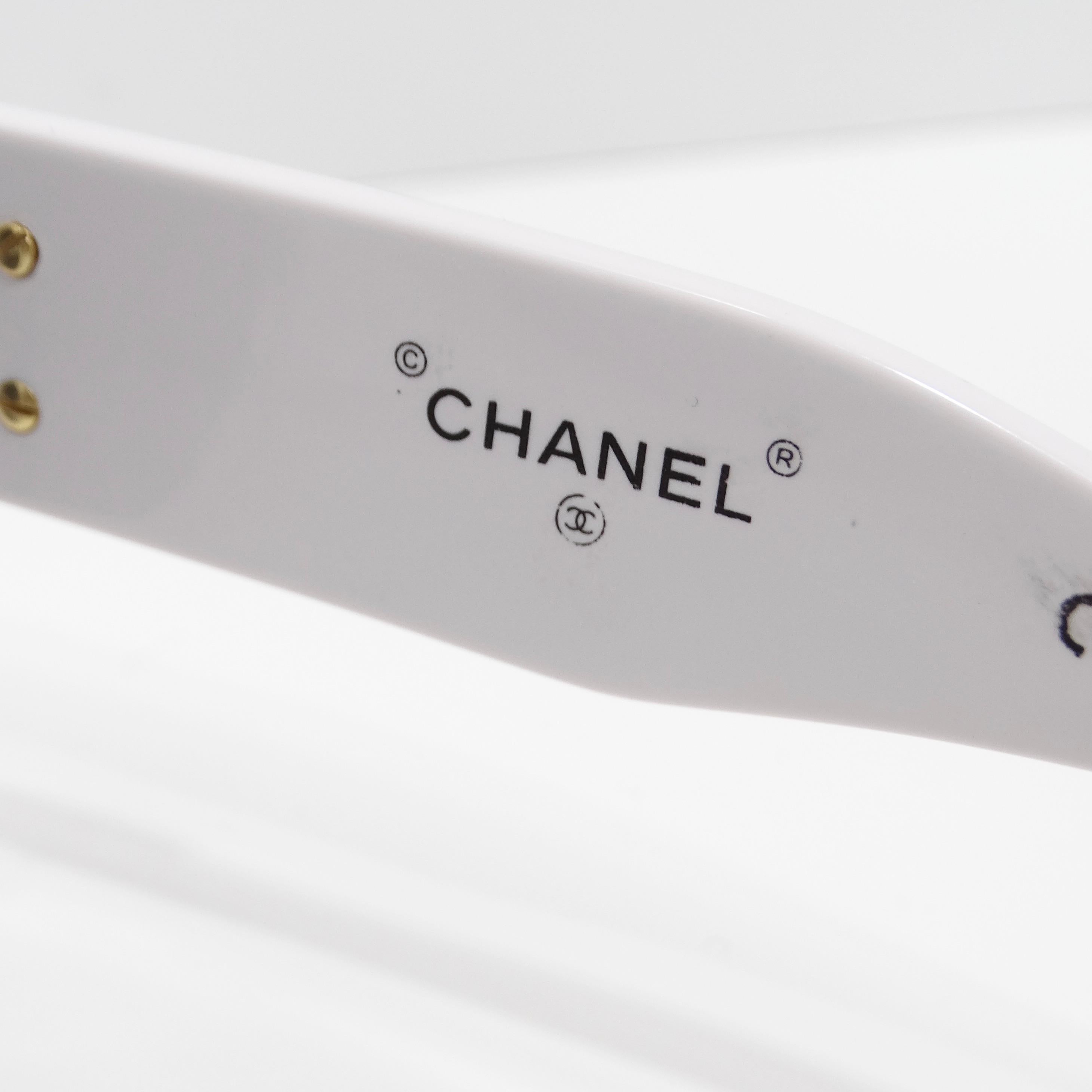 Chanel 1993 Weiße CC-Logo-Sonnenbrille mit rundem Lens im Angebot 4