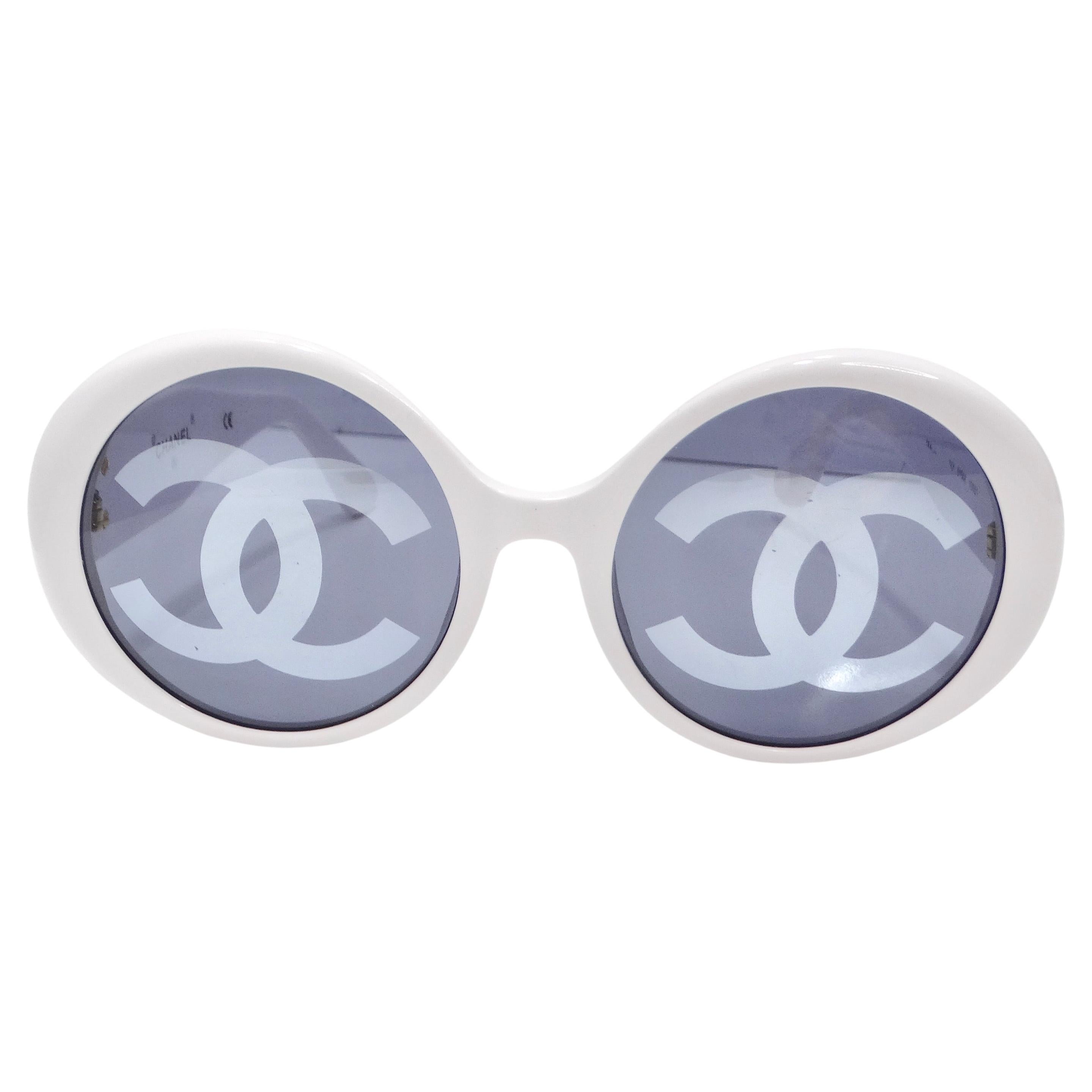 Chanel 1993 Weiße CC-Logo-Sonnenbrille mit rundem Lens im Angebot