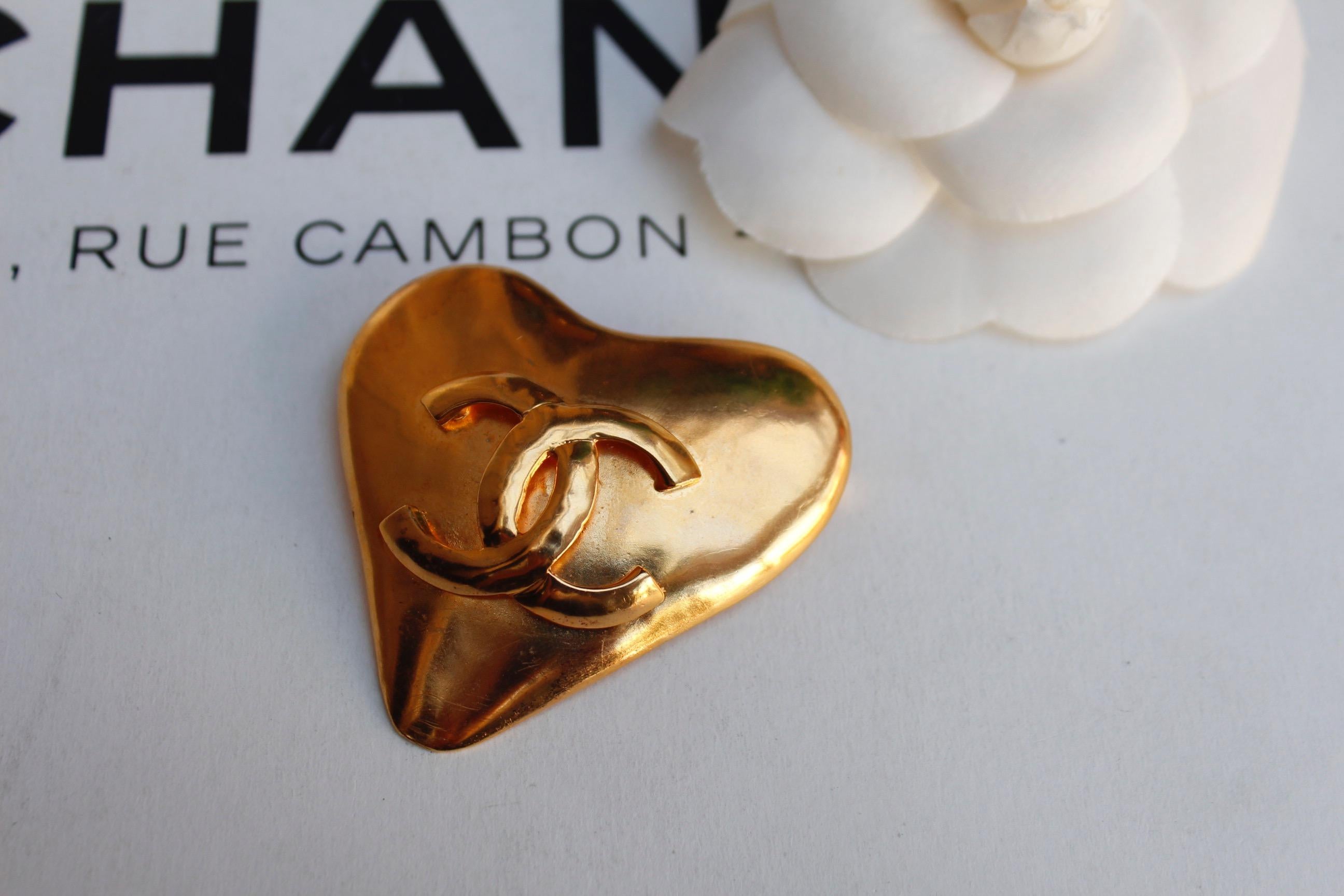 CHANEL 1993P Gilted metal heart shaped brooch with CC logo In Excellent Condition In Paris, FR