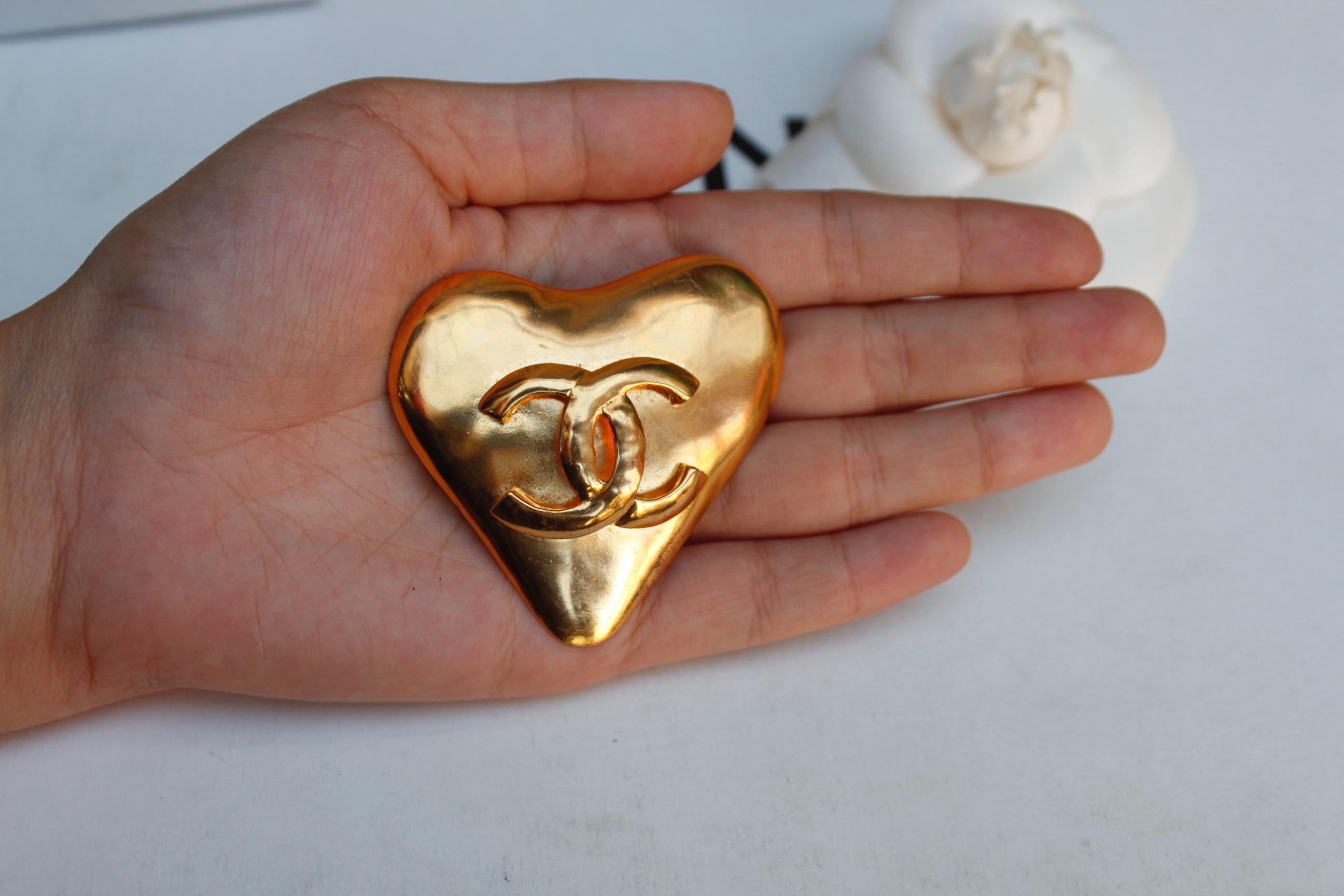 Women's CHANEL 1993P Gilted metal heart shaped brooch with CC logo