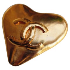 CHANEL 1993P Gilted metal heart shaped brooch with CC logo