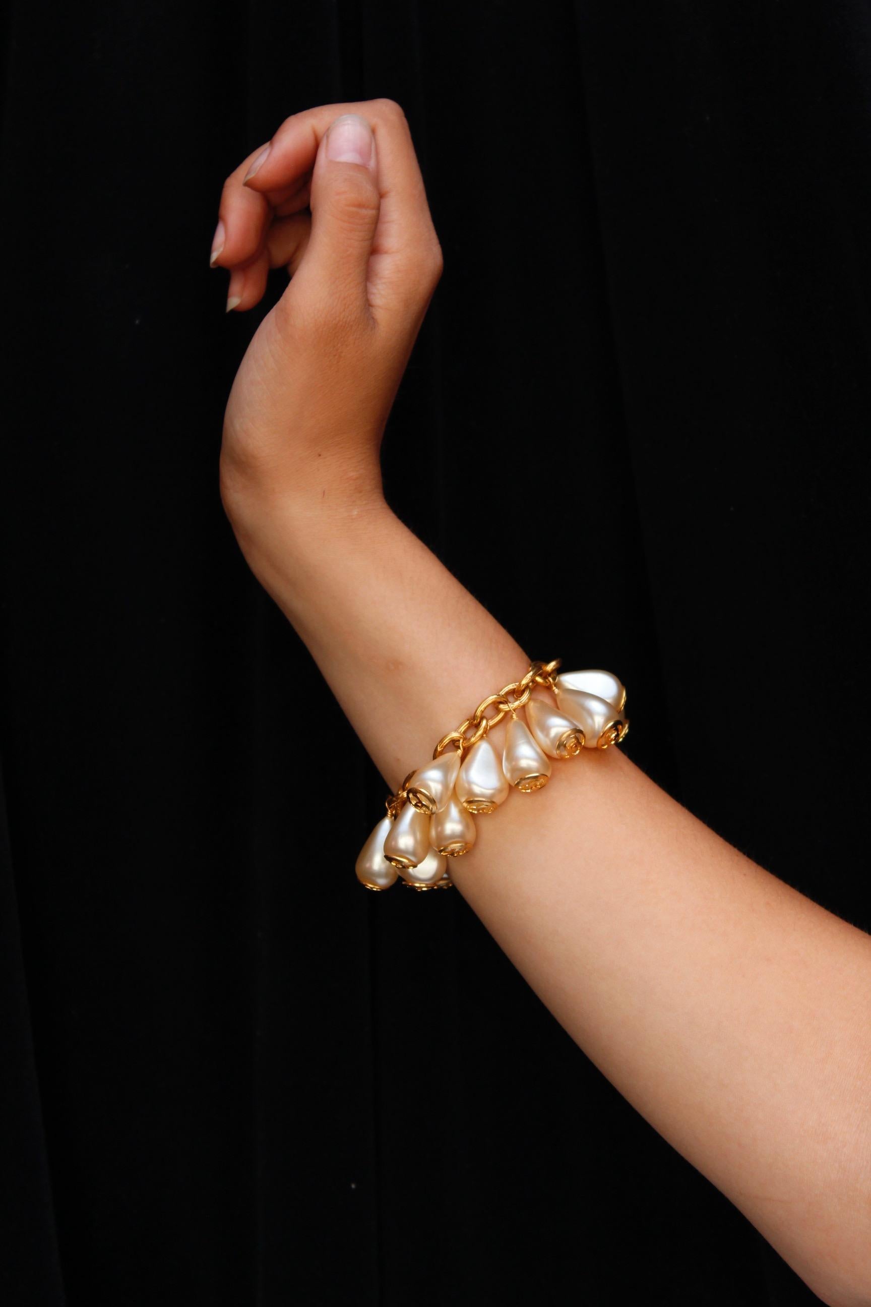 CHANEL 1993P Lovely gilted metal chain bracelet with pearly drops In Excellent Condition In Paris, FR