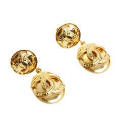 Chanel 1994 Boucles Oreille Clip CC Iconic Golden Metal Clip on Pendant Earrings