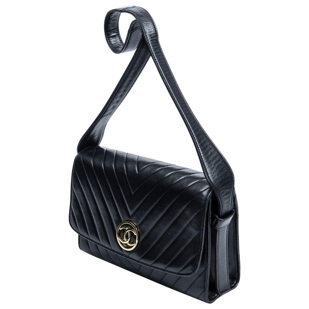 Sehr spektakuläre Vintage Chanel volle Klappe Tasche von 1994! ERHALTEN SIE IHR GEBURTSJAHR! Diese Schönheit ist aus wunderschönem schwarzem Chevron-Lammfell gefertigt und mit einer 24-karätigen CC-Logo-Platte auf der Vorderseite versehen. Der