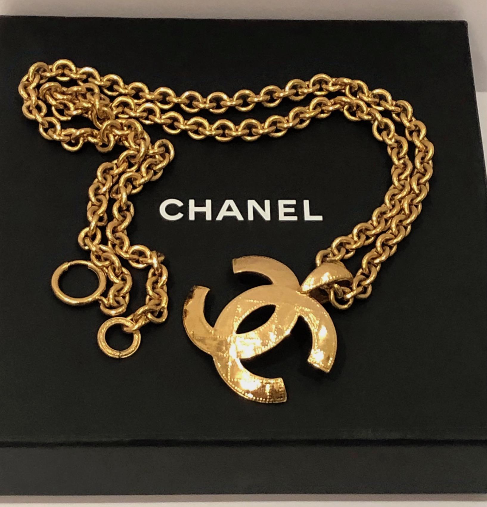 CHANEL 1994 CC Pendant Chain Necklace Vintage Gold Quilted
A very rare vintage CHANEL Spring 1994 large CC interlocking logo chain necklace in very good condition. Gold tone cable link chain. A large sliding CC logo pendant (6 cm) with quilted