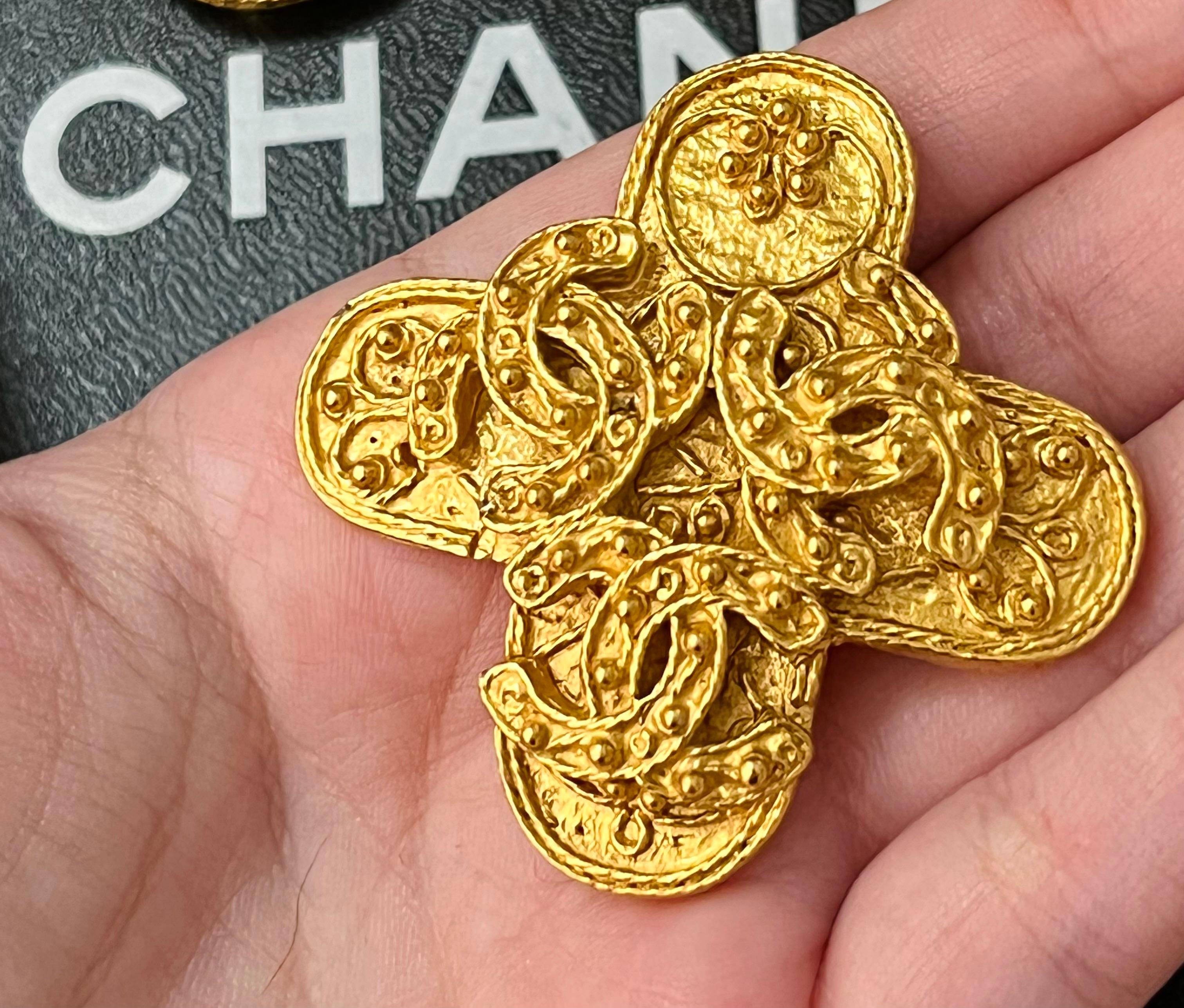 Chanel 1994 filigree CC brooch  In Excellent Condition For Sale In PARIS, FR