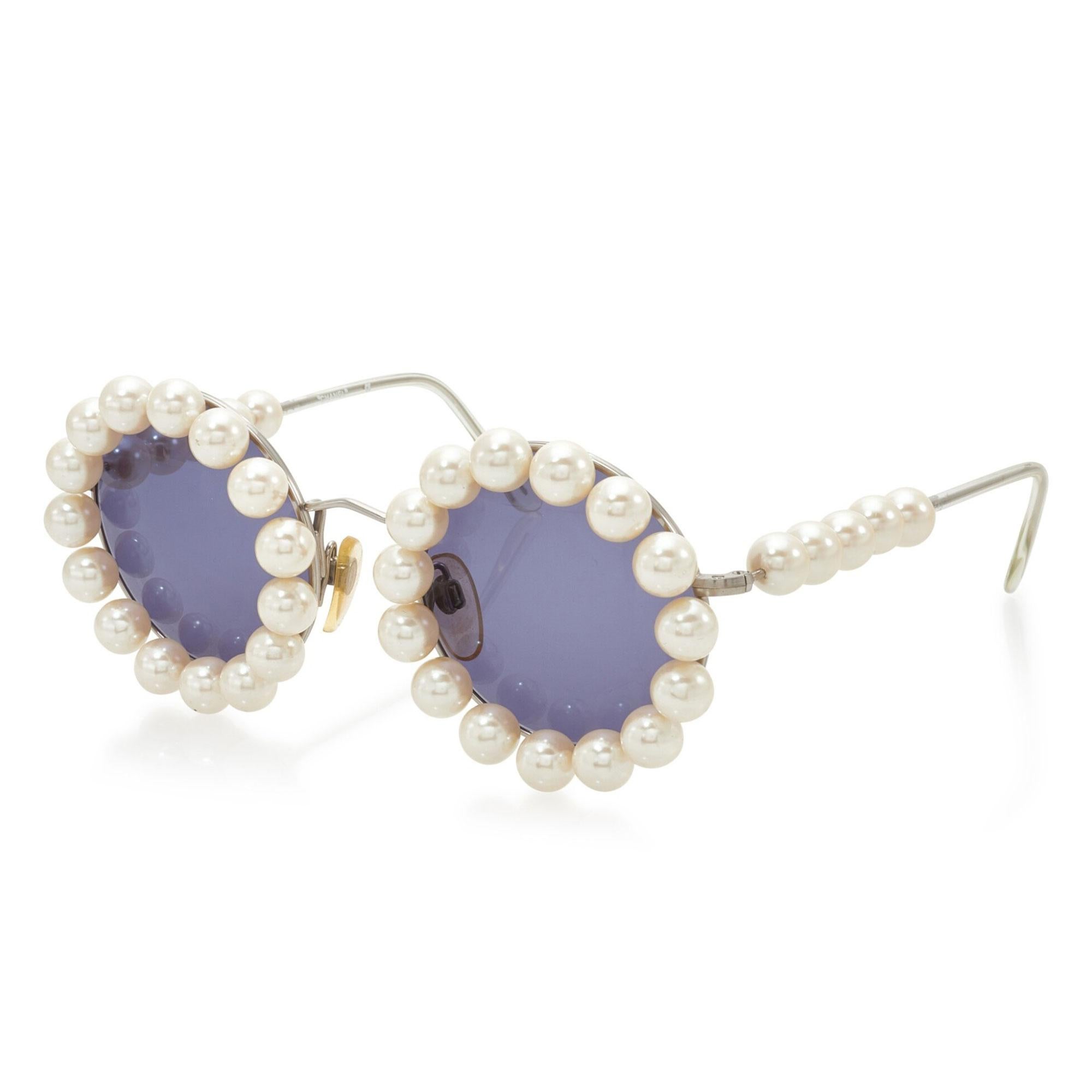 Chanel 1994 Frühjahr Laufsteg Vintage Perlen Runde Sonnenbrille Selten

Runde Chanel Vintage-Sonnenbrille aus silberfarbenem Metall mit Kunstperlenbesatz an Rahmen und Bügeln, verstellbaren nose pads und getönten Gläsern.

Aus der Collection'S