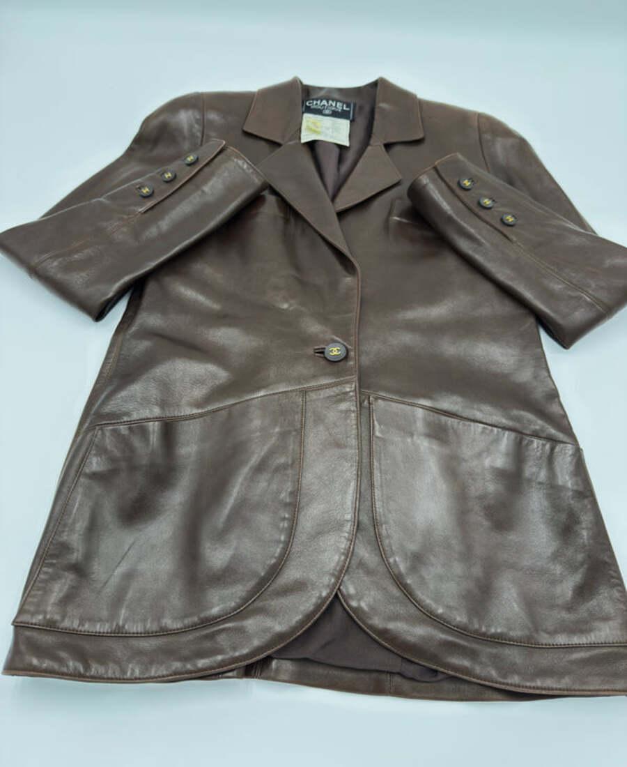 Chanel 1994 Metiers D'art Vintage Giacca di pelle marrone in vendita 1