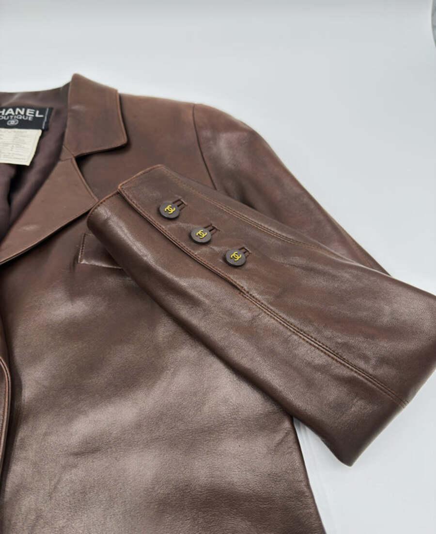 Chanel 1994 Metiers D'art Vintage Giacca di pelle marrone in vendita 2