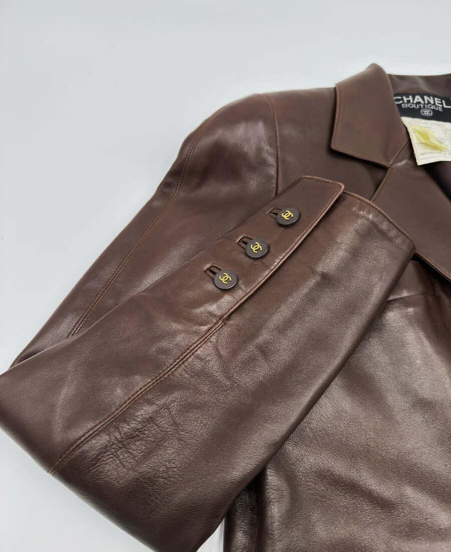 Chanel 1994 Metiers D'art Vintage Giacca di pelle marrone in vendita 3