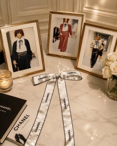 Broche rare Chanel 1994, inspirée du défilé, en ruban de satin blanc