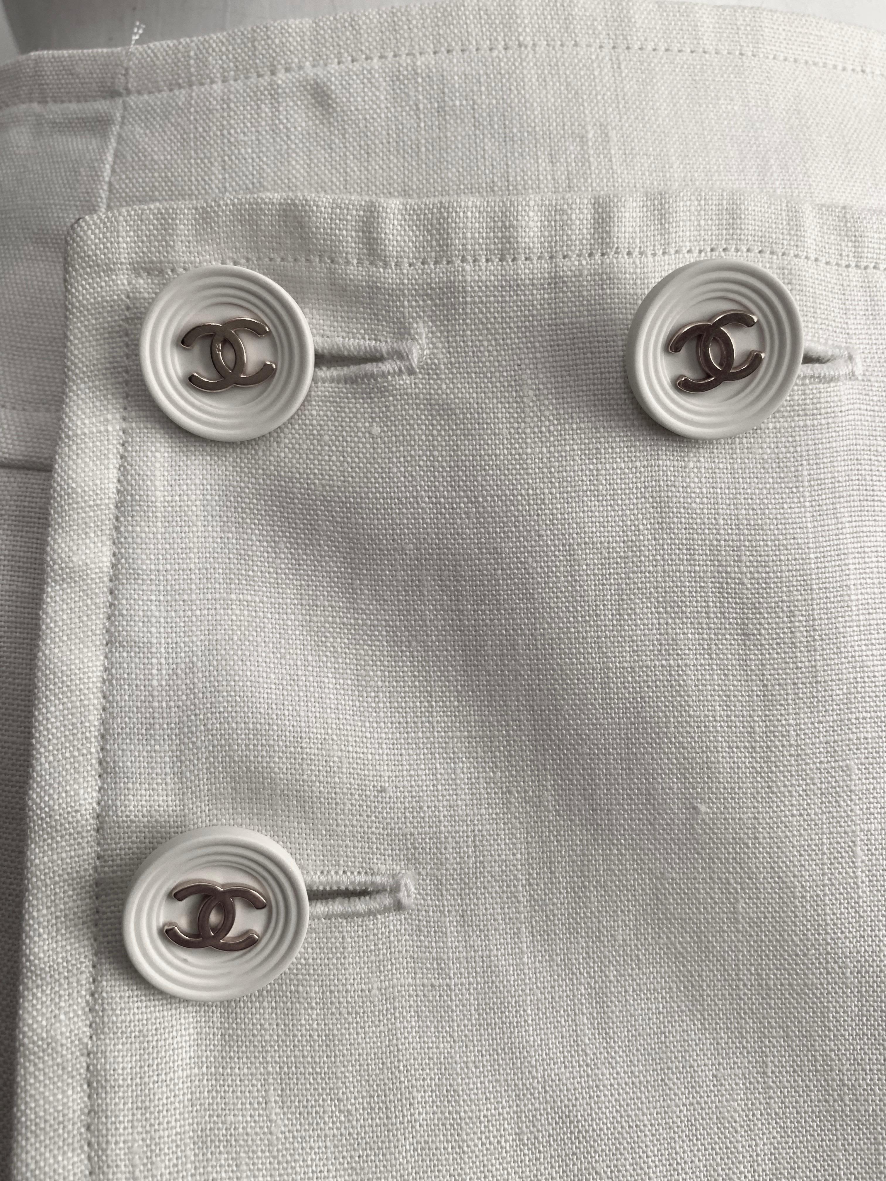 Chanel 1994 Spring Cream Linen Short Skirt Size 4. In Excellent Condition For Sale In Atlanta, GA