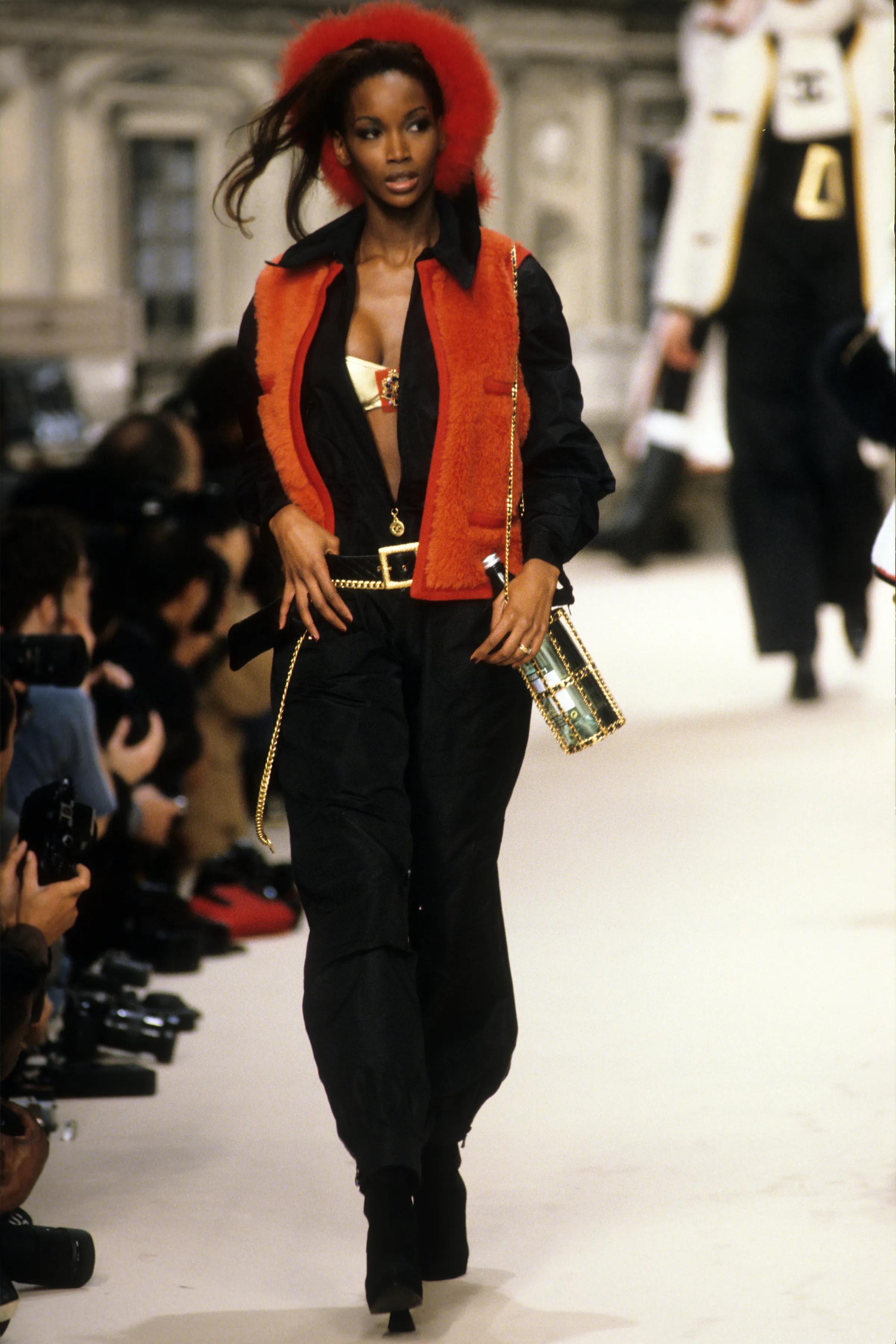 Chanel 1995 Spring Runway Rare Vintage Limited Edition Waist Belt Bum Bag

Année : 1994 (millésime de 30 ans)

Matériel doré
Cuir matelassé noir
Boucle texturée en métal doré
Chaîne à maillons suspendue avec pendentif
Fermeture à rabat, fermeture