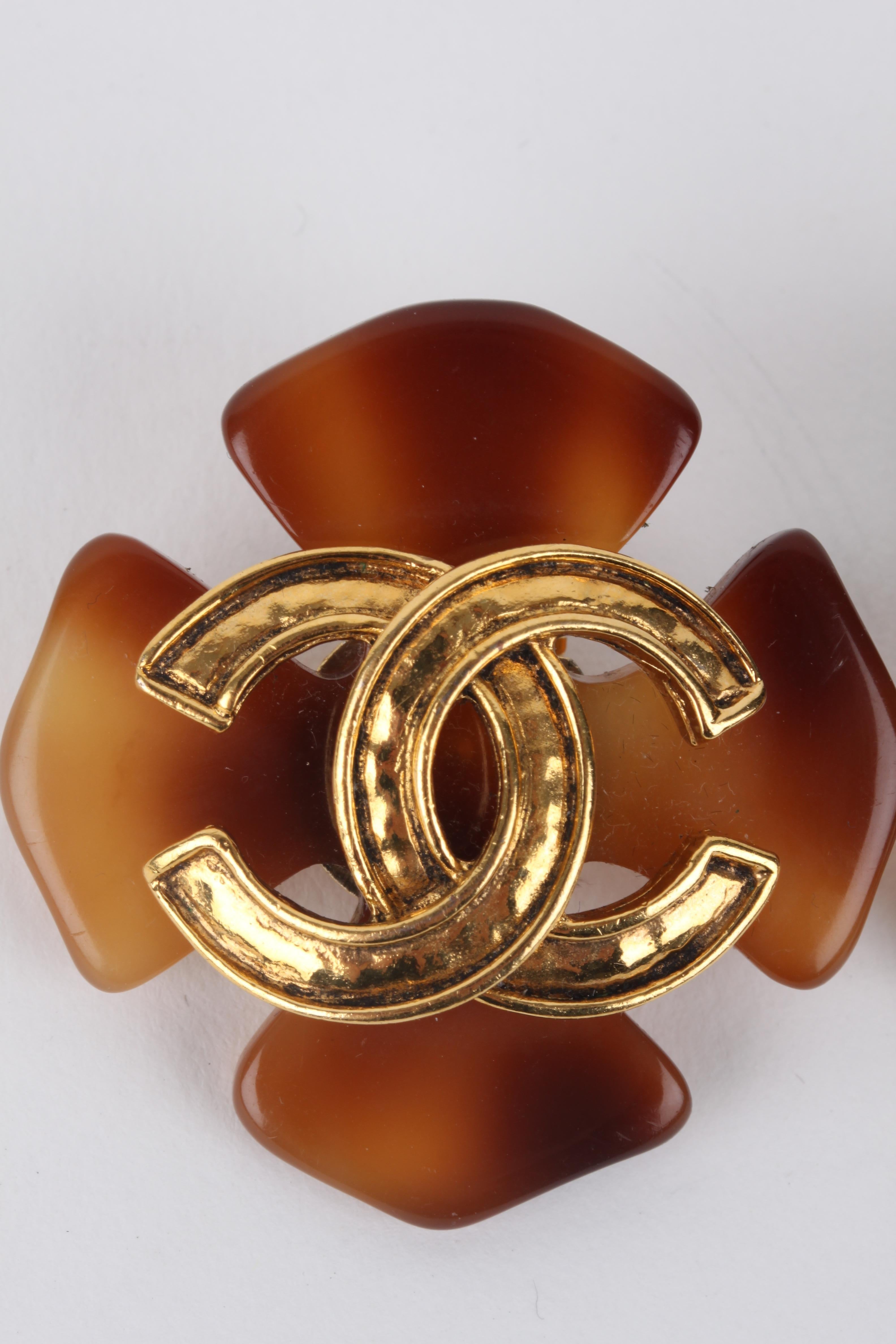 Chanel 1994 Spring/Summer (94P) Large Brown Faux Tortoise Gold Logo Clip-On Earrings .

These earrings feature a lux brown-coloured lucite tortoise shell exterior with a gold-plated CC-logo embellished finish. The earrings feature a gold-plated